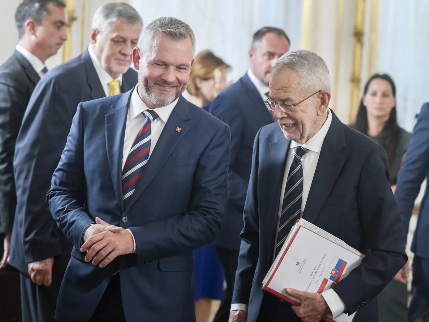 Na snímke vľavo prezident SR Peter Pellegrini a vpravo rakúsky spolkový prezident Alexander Van der Bellen odchádzajú po tlačovej konferencii v rámci oficiálnej návštevy Rakúska 11. septembra 2024 vo Viedni.