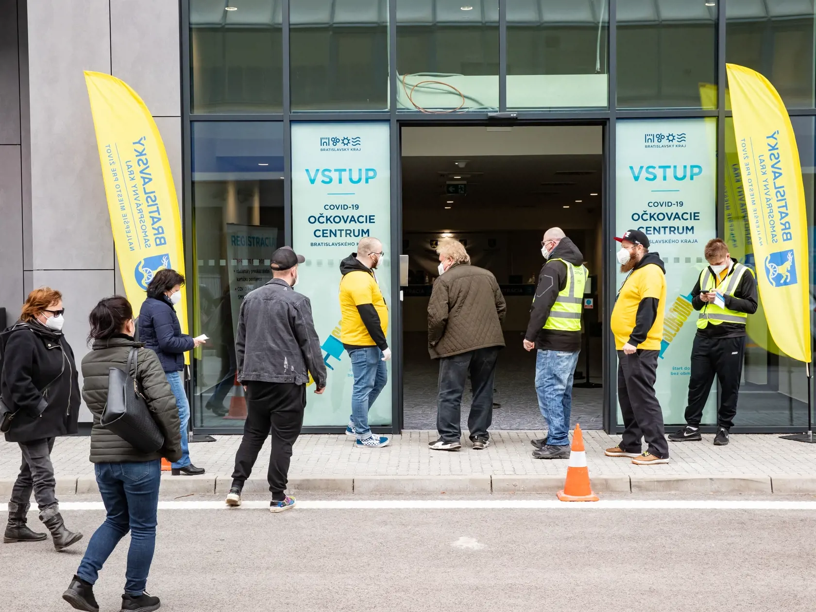 Národný futbalový štadión v súčasnosti slúži ako veľkokapacitné očkovacie centrum proti koronavírusu. Zaočkovali už 25-tisíc ľudí. Lekár odhalil, ako sa ľudia snažia prednostne dostať na očkovanie.