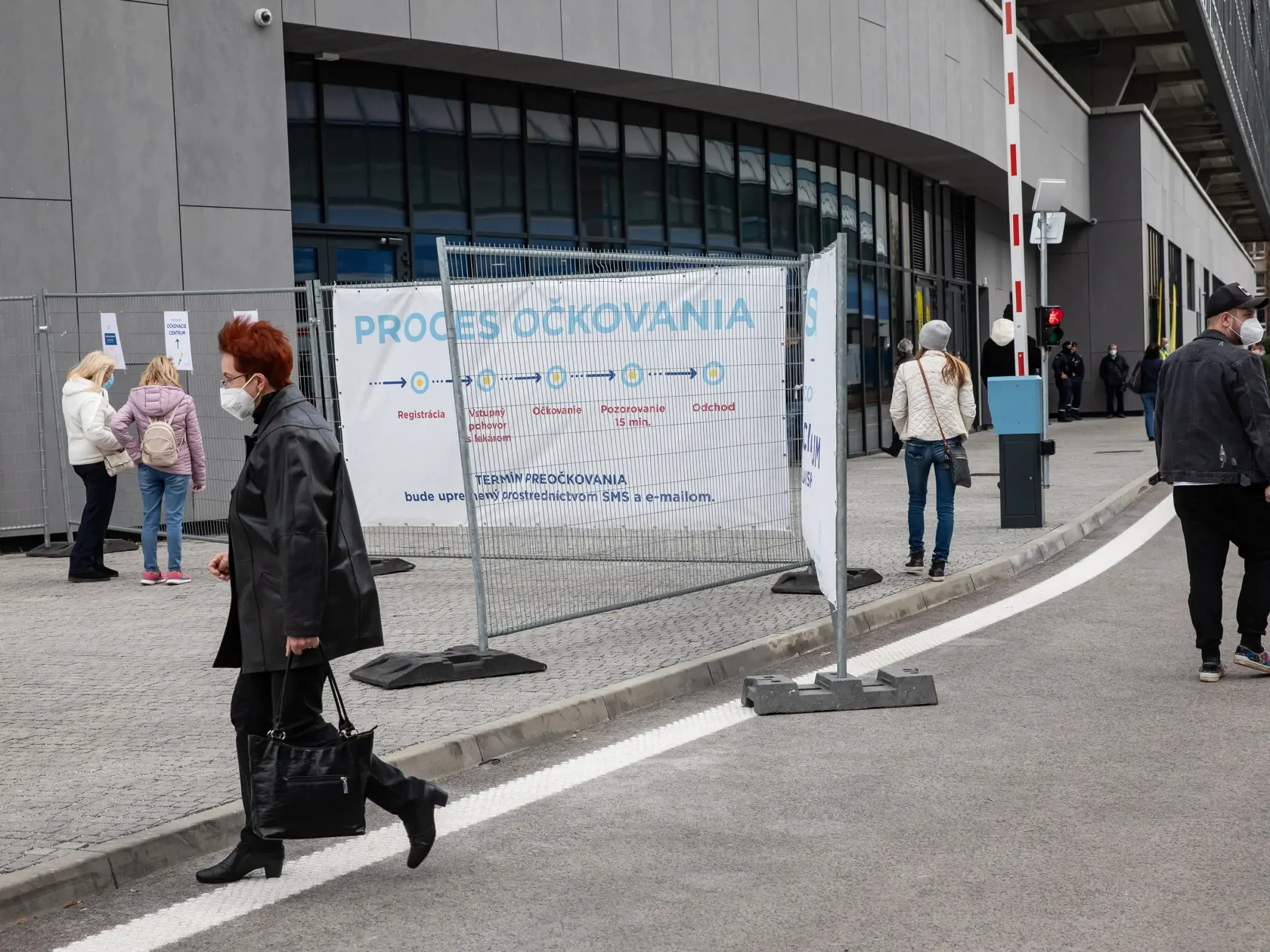 Národný futbalový štadión v súčasnosti slúži ako veľkokapacitné očkovacie centrum proti koronavírusu. Zaočkovali už 25-tisíc ľudí. Lekár odhalil, ako sa ľudia snažia prednostne dostať na očkovanie.