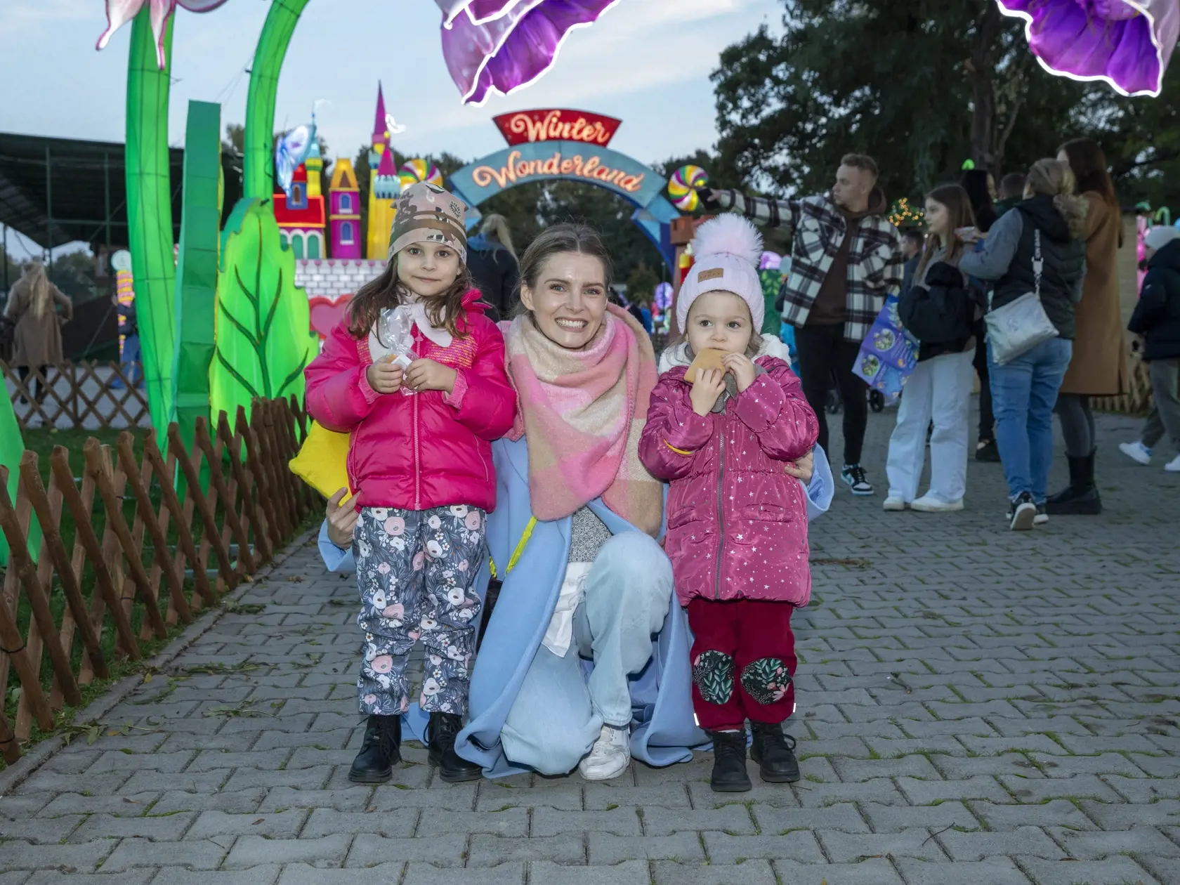 Monika Szabó s dcérkami. Na snímke je otvorenie najväčšieho svetelného a zábavného parku v Európe Winter Wonderland na dostihovom závodisku v Bratislave.