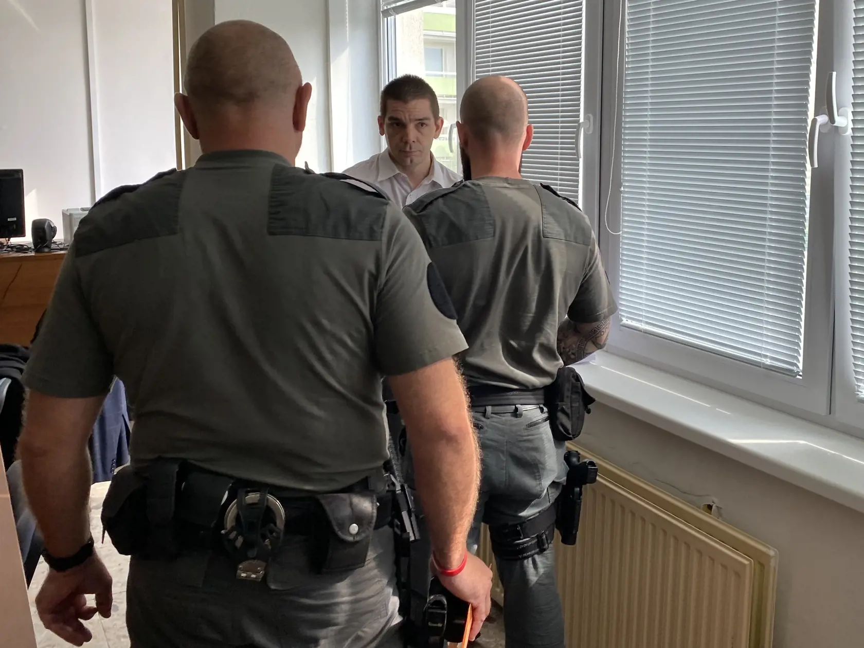 Obžalovaný Lukáš (43)  z väznenia školáčky sa postavil vo štvrtok 25. 7. 2023 pred súd.