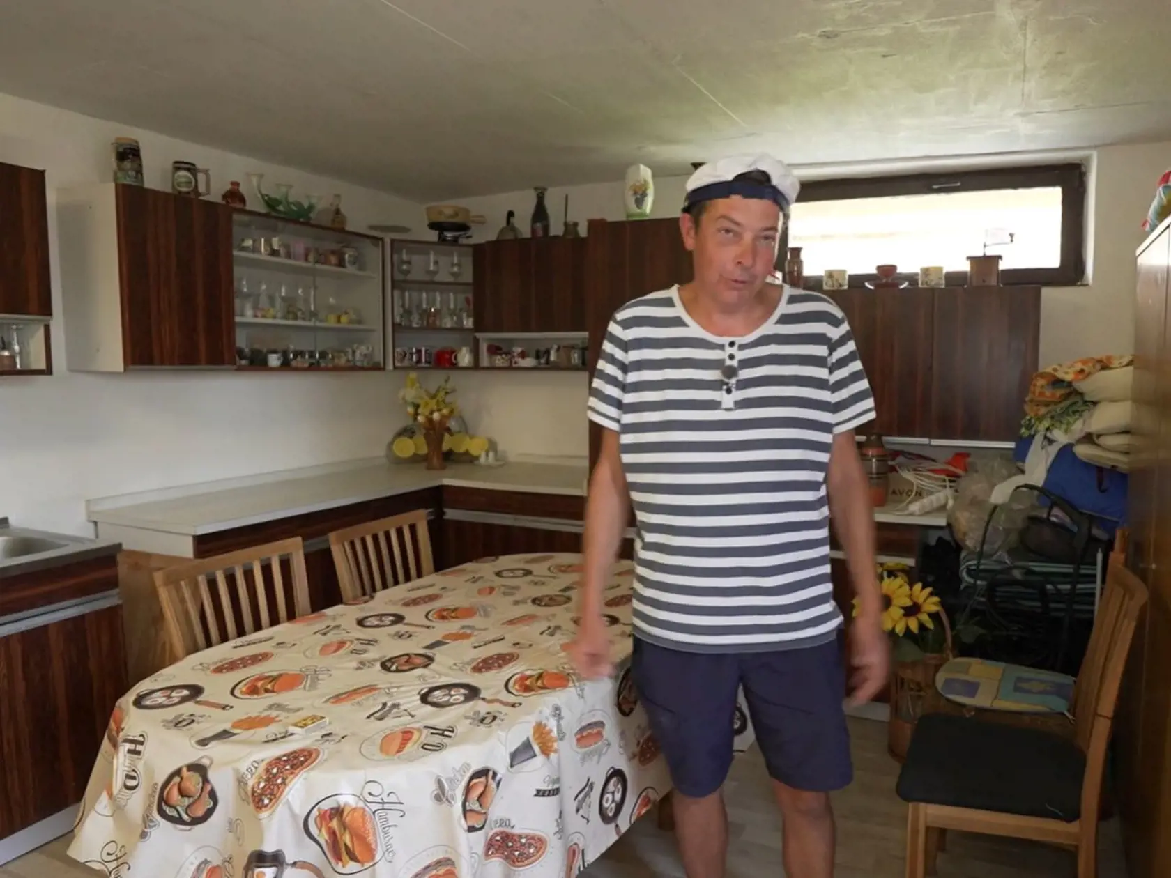 V šou Bez servítky varil niekdajší kandidát na primátora Košíc Peter Antal, ktorý spadol na úplné dno a žije v stane.