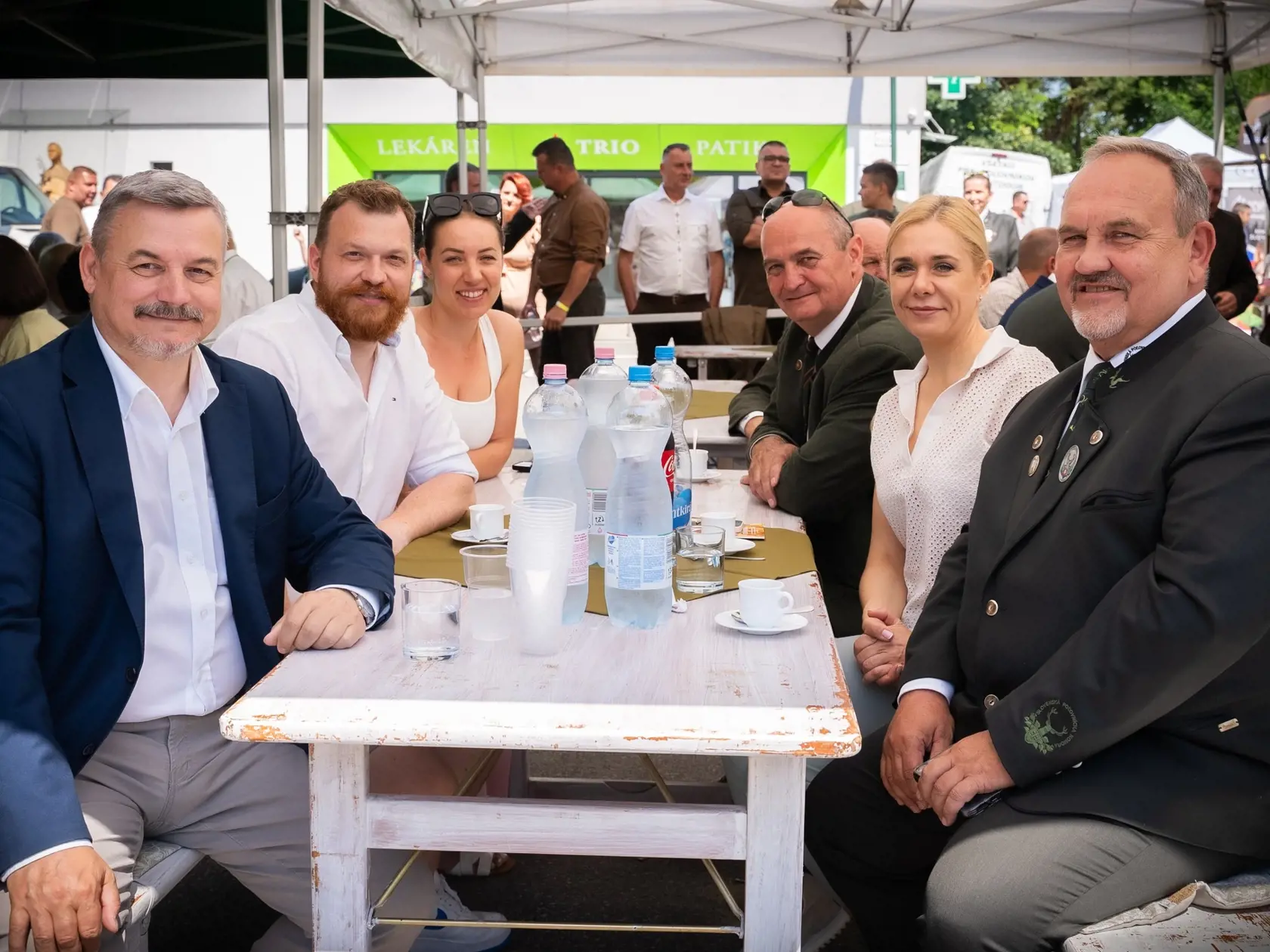 Najnovšie zábery Denisy Sakovej, na ktorých doslova žiari v spoločnosti mužov.