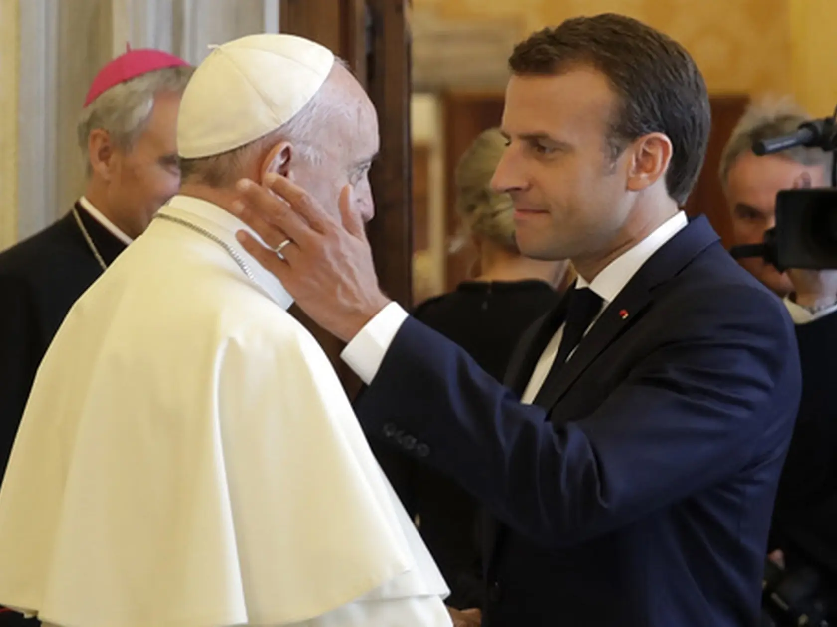 AZ22 archív Vatikán - Na archívnej snímke z 26. júna 2018 francúzsky prezident Emmanuel Macron (vpravo) a pápež František počas ich stretnutia vo Vatikáne. František zomrel vo veku 88 rokov len deň po tom, čo počas Veľkonočnej nedele udelil tradičné požehnanie Urbi et orbi (mestu Rím a svetu) a následne sa previezol po Svätopeterskom námestí v papamobile. Františka pred necelým mesiacom prepustili z Gemelliho nemocnice v Ríme do domácej liečby v jeho rezidencii vo Vatikáne. Osemdesiatosemročného pápeža hospitalizovali 14. februára s bronchitídou, ktorá neskôr prerástla do obojstranného zápalu pľúc. Pápež prekonal viacero respiračných kríz a krvné testy vo februári zistili „počiatočné zlyhanie obličiek“. Podľa Macrona bol František vždy na strane tých najzraniteľnejších. FOTO TASR/AP 


FILE - French President Emmanuel Macron, right, shakes hands with and goes to hug Pope Francis at the end of their private audience, at the Vatican, Tuesday, June 26, 2018. (Alessandra Tarantino/Pool Photo via AP, File)