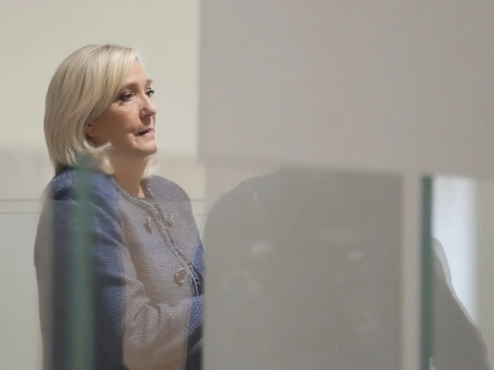 Na snímke predsedníčka Národného združenia (RN) Marine Le Penová prichádza na súd, ktorý by mal vyniesť rozsudok v prípade sprenevery finančných prostriedkov Európskeho parlamentu v Paríži 31. marca 2025.