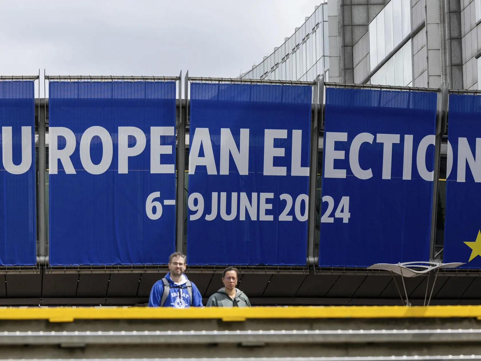 KK36 Brusel - Ľudia kráčajú pred Európskym parlamentom v Bruseli vo štvrtok 23. mája 2024.  Voľby do Európskeho parlamentu sa uskutočnia 6. - 9. júna 2024. FOTO TASR/AP 
People walk outside the European Parliament prior to a debate with the lead candidates for the European Parliament elections in Brussels, Thursday, May 23, 2024. European elections will take place from June 6-9, 2024. (AP Photo/Geert Vanden Wijngaert)