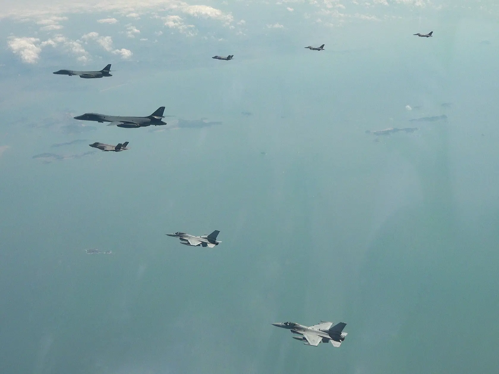 WA 11 - Na snímke juhokórejských vzdušných síl, dva strategické americké bombardéry B-1B (hore vľavo), stíhačka juhokórejského letectva F-35A a americké a juhokórejské stíhačky F-16 počas spoločného vojenského cvičenia Spojených štátov  a Južnej Kórey vo vzduchu nad Kórejským polostrovom v utorok 15. apríla 2025. Cvičenia sa konali počas 113. výročia narodenia zakladateľa Kórejskej ľudovodemokratickej republiky Kim Ir-sena. V KĽDR to je významný národný sviatok prezývaný aj „Dni slnka“. Išlo v tomto roku o druhé vojenské cvičenie takéhoto druhu; podobné cvičenie sa uskutočnilo aj 20. februára. FOTO TASR/AP 


In this photo, provided by South Korea Air Force, two U.S. Air Force B-1B bomber, top left, fly over the Korean Peninsula with South Korean Air Force F-35A fighter jet, F-16 fighter jets and U.S. Air Force F-16 fighter jets in South Korea during the joint aerial drills of South Korea and the United States, at an undisclosed location in South Korea, Tuesday, April 15, 2025. (South Korea Air Force via AP)