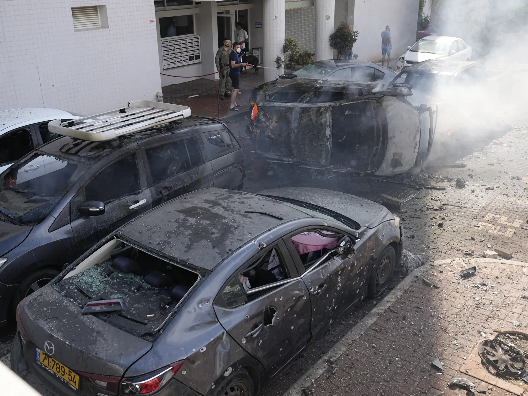 JB 17 Aškelon - Horiace autá na ulici po tom, ako ich zasiahli rakety vystrelené z pásma Gazy v izraelskom meste Aškelon 7. októbra 2023. Vodca islamistického hnutia Hamas oznámil, že táto ozbrojená skupina začala novú vojenskú operáciu proti Izraelu. V Jeruzaleme sa rozozvučali sirény oznamujúce letecký poplach. TASR správu prevzala v sobotu z agentúr AP a AFP. FOTO TASR/AP

Cars are on fire after they were hit by rockets from the Gaza Strip in Ashkelon, Israel, on Saturday, Oct. 7, 2023. Pales