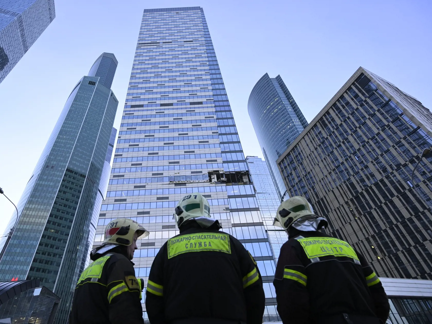 WA 12 Moskva - Pohľad na kancelársku budovu, ktorú poškodil ukrajinský dronový útok v ruskej metropole Moskva v sobotu 30. júla 2023. Dronový útok si v noci na nedeľu vyžiadal jedného zraneného a viedol k dočasnému uzatvoreniu letiska Vnukovo. FOTO TASR/AP 


A view of the damaged skyscraper in the "Moscow City" business district after a reported drone attack in Moscow, Russia, early Sunday, July 30, 2023. (AP Photo)