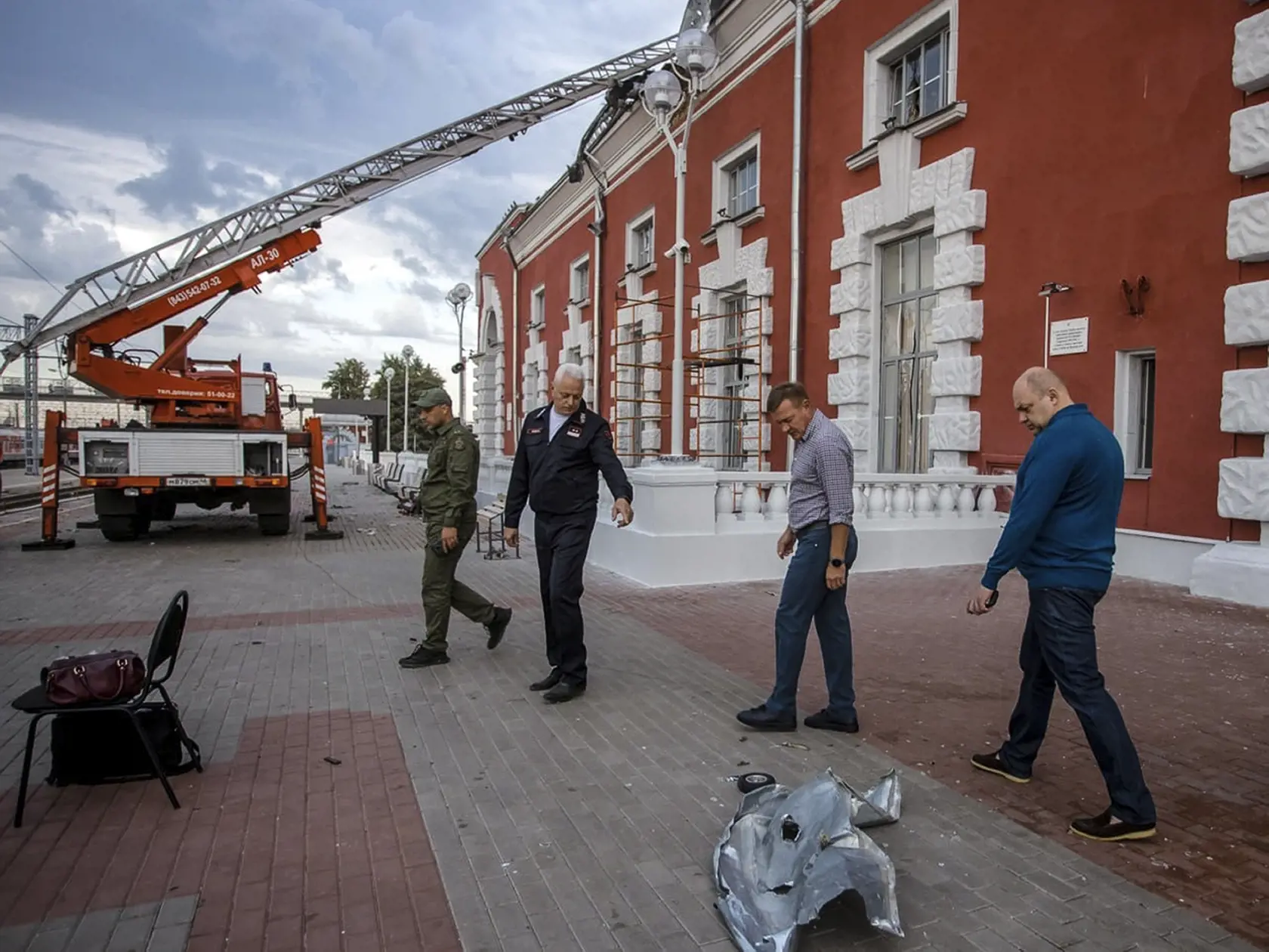 KK23 Kursk - Gubernátor Kurskej oblasti Roman Starovojt (druhý vpravo) na železničnej stanici po údajnom útoku ukrajinského dronu 20. augusta 2023 v Kursku. Ruské úrady tvrdia, že ukrajinské drony v nedeľu na území Ruskej federácie podnikli pokusy o útok v troch rôznych regiónoch, pričom zranili päť ľudí a donútili dve moskovské letiská - Vnukovo a Domodedovo -, aby nakrátko odklonili lety. FOTO TASR/AP
This photo released by governor of Kursk region Roman Starovoit telegram channel, on Sunday, 