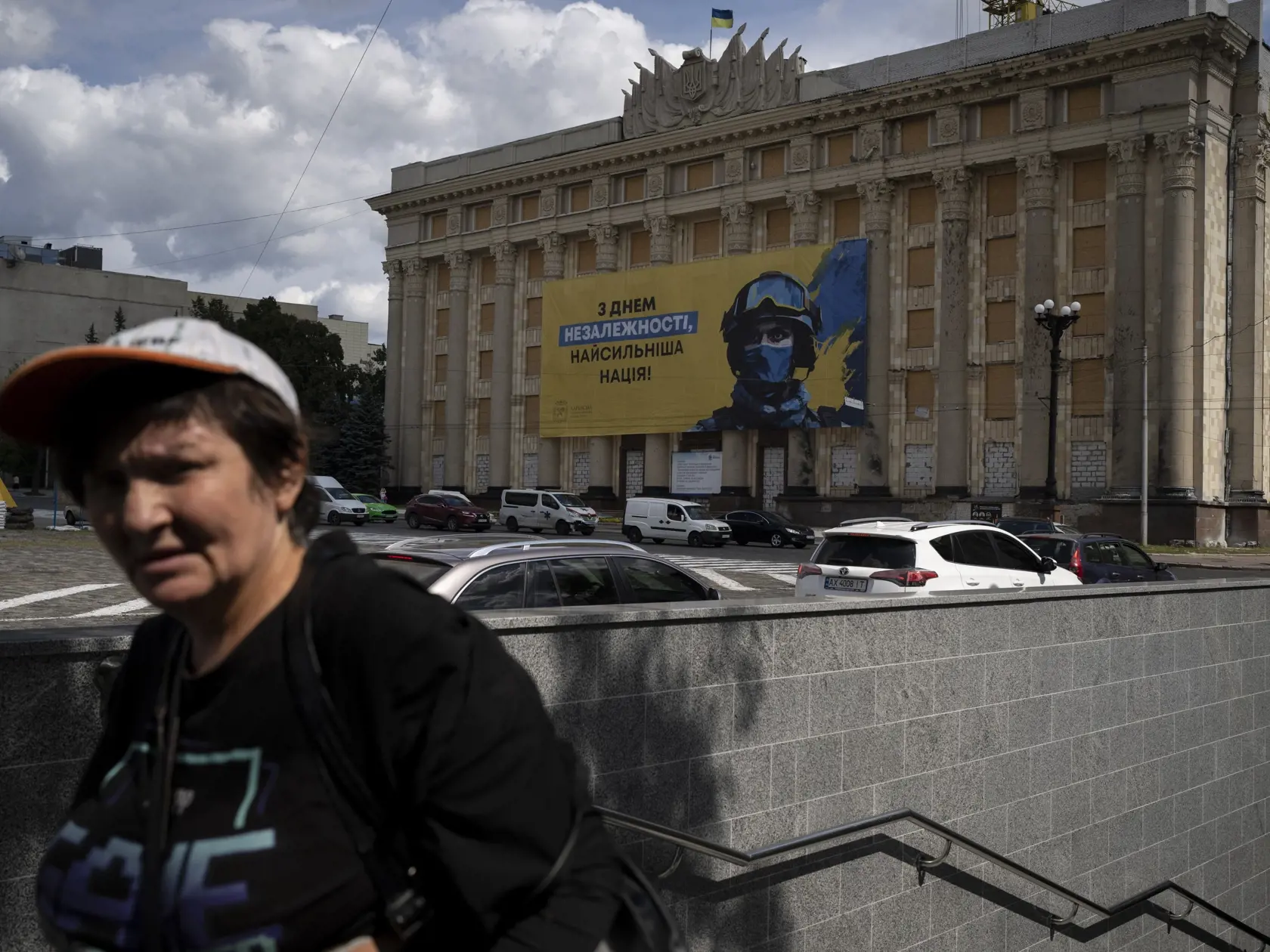 KK70 Charkov - Na snímke transparent visí na zničenej vládnej budove počas Dňa nezávislosti Ukrajiny vo štvrtok 24. augusta 2023 v Charkove.  Štátnym sviatkom si Ukrajina vo štvrtok pripomína 32 rokov postsovietskej nezávislosti od Moskvy, čo bude presne 18 mesiacov po začiatku Ruskej invázie na územie svojho suseda. FOTO TASR/AP 
A flag hangs on a destroyed government building reading: 'Happy Independence Day, the strongest nation!' as Ukrainians mark Independence Day in Kharkiv, Ukraine, Thurs