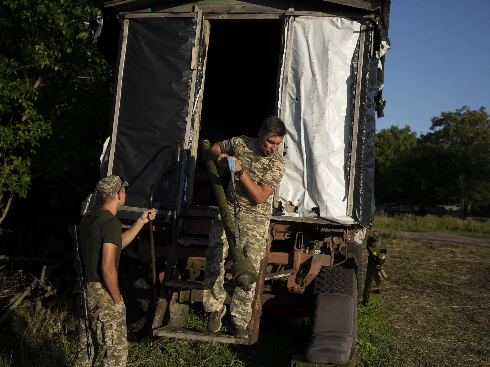 WA 32 východná Ukrajina - Ukrajinský vojak vykladá raketový granát z prívesu na východe Ukrajiny v piatok 18. augusta 2023. FOTO TASR/AP


A Ukrainian soldier offloads a rocket propelled grenade from a trailer in eastern Ukraine, Friday, Aug. 18, 2023. (AP Photo/Bram Janssen)