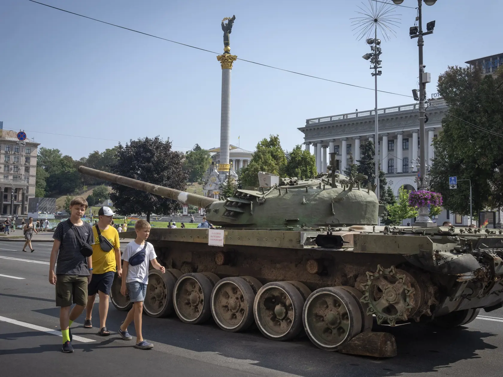 WA 29 Kyjev - Ľudia si prezerajú zničené ruské tanky, ktoré vystavili v centre Kyjeva v pondelok 20. augusta 2023. Ukrajina v pondelok zoradila trosky ruských tankov a bojových vozidiel pozdĺž centrálneho ťahu hlavného mesta Kyjev. Ide o súčasť príprav na oslavy Dňa nezávislosti Ukrajiny, ktorý sa už po druhý raz bude konať vo vojnových podmienkach. Štátnym sviatkom si Ukrajina vo štvrtok pripomenie 32 rokov postsovietskej nezávislosti od Moskvy, čo bude presne 18 mesiacov po  začiatku Ruskej in