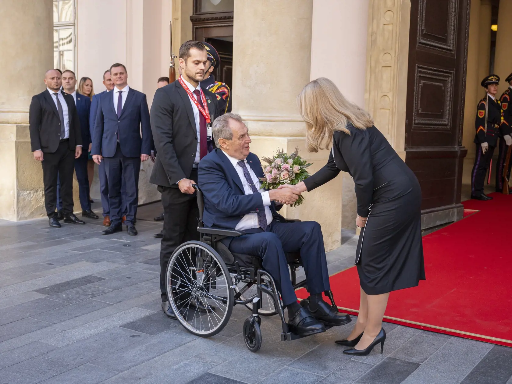 Prezidentka SR Zuzana Čaputová (vpravo) a český prezident Miloš Zeman počas oficiálneho privítacieho ceremoniálu na stretnutí prezidentov krajín Vyšehradskej štvorky v utorok 11. októbra 2022 v Bratislave.