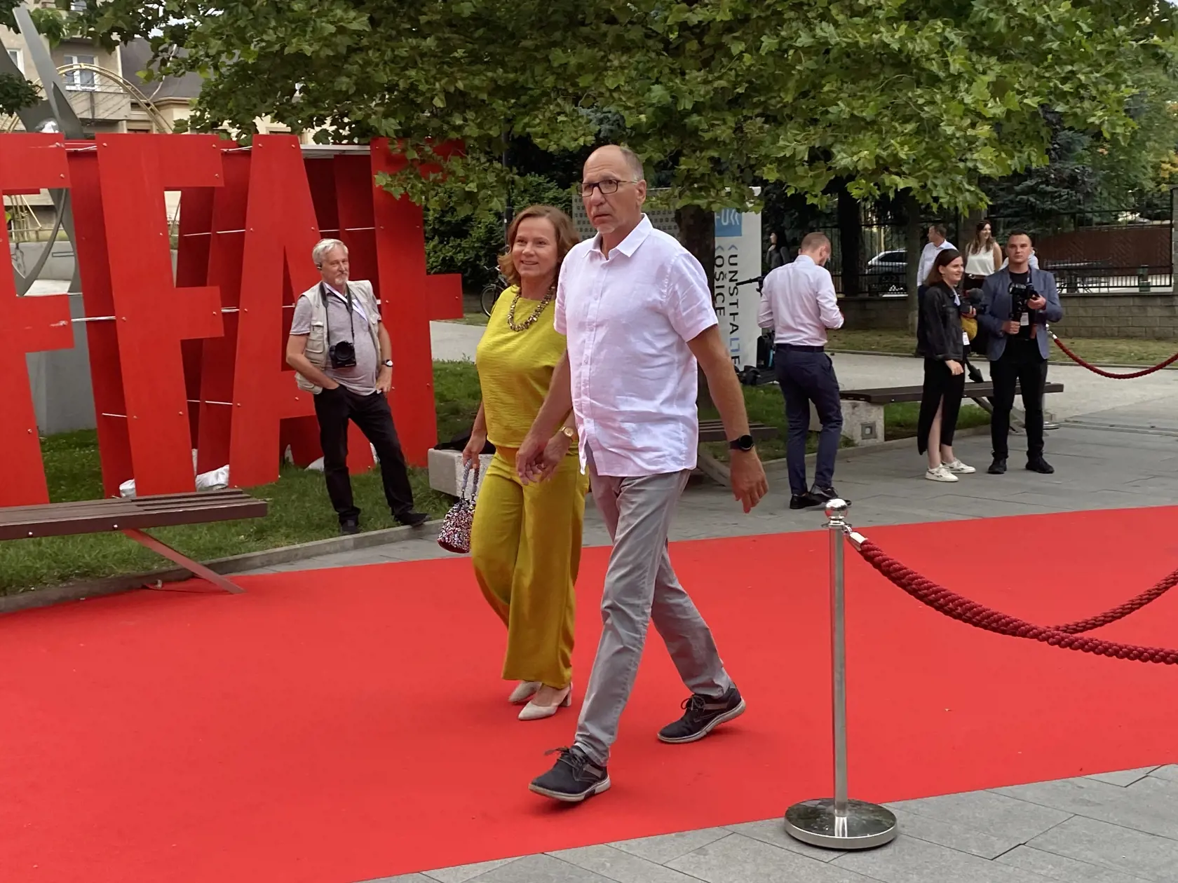 Príchod hostí na záverečný ceremoniál 30. ročníka medzinárodného festivalu Art Film Košice, na ktorom odovzdali ceny držiteľom honorárnych ocenení - Sergejovi Loznicovi, Antónii Liškovej a Marošovi Kramárovi a vyhlásili víťazov jednotlivých súťaží.