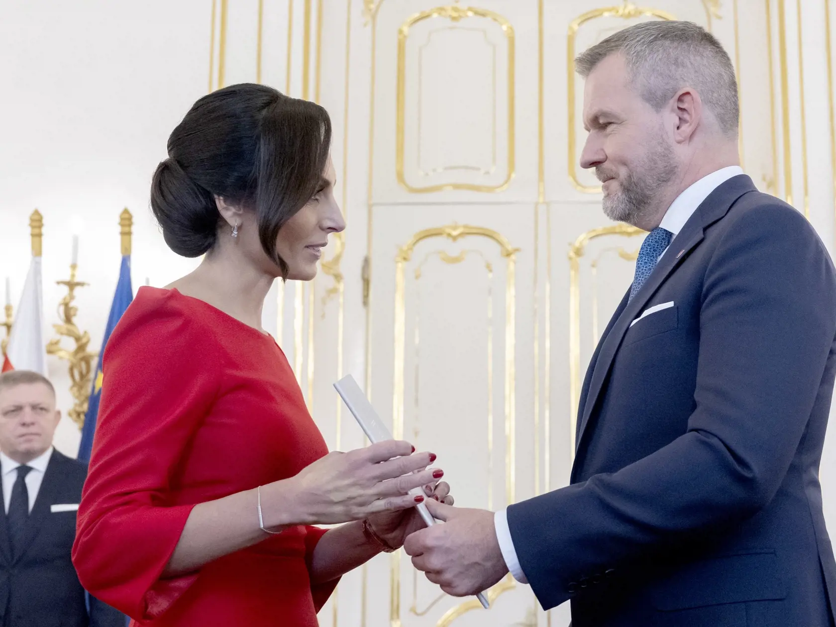 Prezident Peter Pellegrini (vpravo), ktorý prijal demisiu ministerky zdravotníctva Zuzany Dolinkovej (Hlas-SD, vľavo) v Prezidentskom paláci v Bratislave vo štvrtok 10. októbra 2024. Vo funkcii ju nahradil Kamil Šaško (Hlas-SD). Dolinková oznámila svoj koniec vo funkcii minulý týždeň. Rozhodnutie odôvodnila tým, že necíti podporu pre presadzovanie svojich cieľov a opatrení na zlepšenie zdravotníctva. Kritizovala okrem iného aj schválenie konsolidačných opatrení v parlamente. Kamil Šaško pôsobil ako štátny tajomník na ministerstve hospodárstva. Vláda ho z tejto pozície odvolala v stredu 9. októbra. FOTO TASR - Martin Baumann