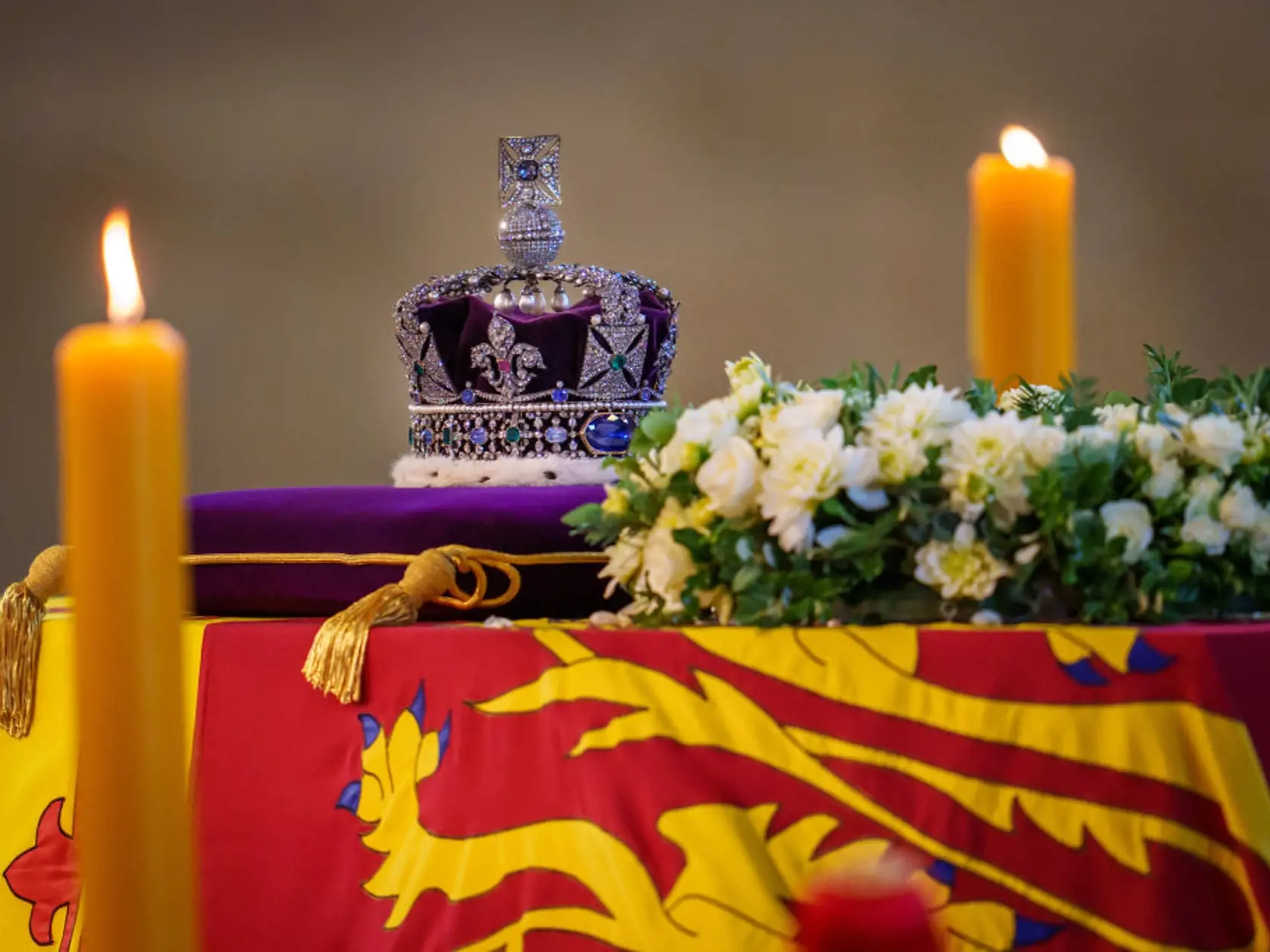 Smrť kráľovnej Alžbety II.: Smútočný pochod kráľovskej rodiny za jej rakvou, čestná stráž nácvik pondelkového pohrebu a dianie v Londýne po smrti panovníčky, ktorá sedela na britskom tróne uplynulých 70 rokov.