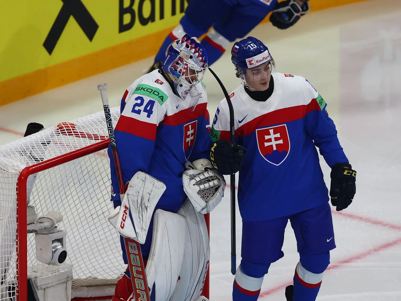 Momentka zo zápasu Švédsko – Slovensko na MS 2025. Na snímke brankár Patrik Rybár a Dalibor Dvorský.