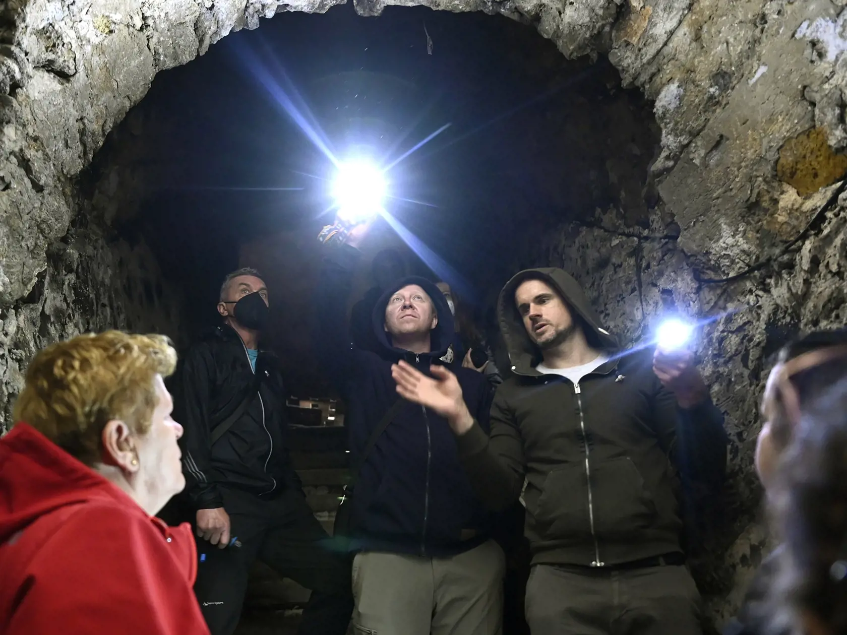 Archeológ Juraj Malec (vpravo) priblížil aký úžasný objav našli pri výskume na Trenčianskom hrade.