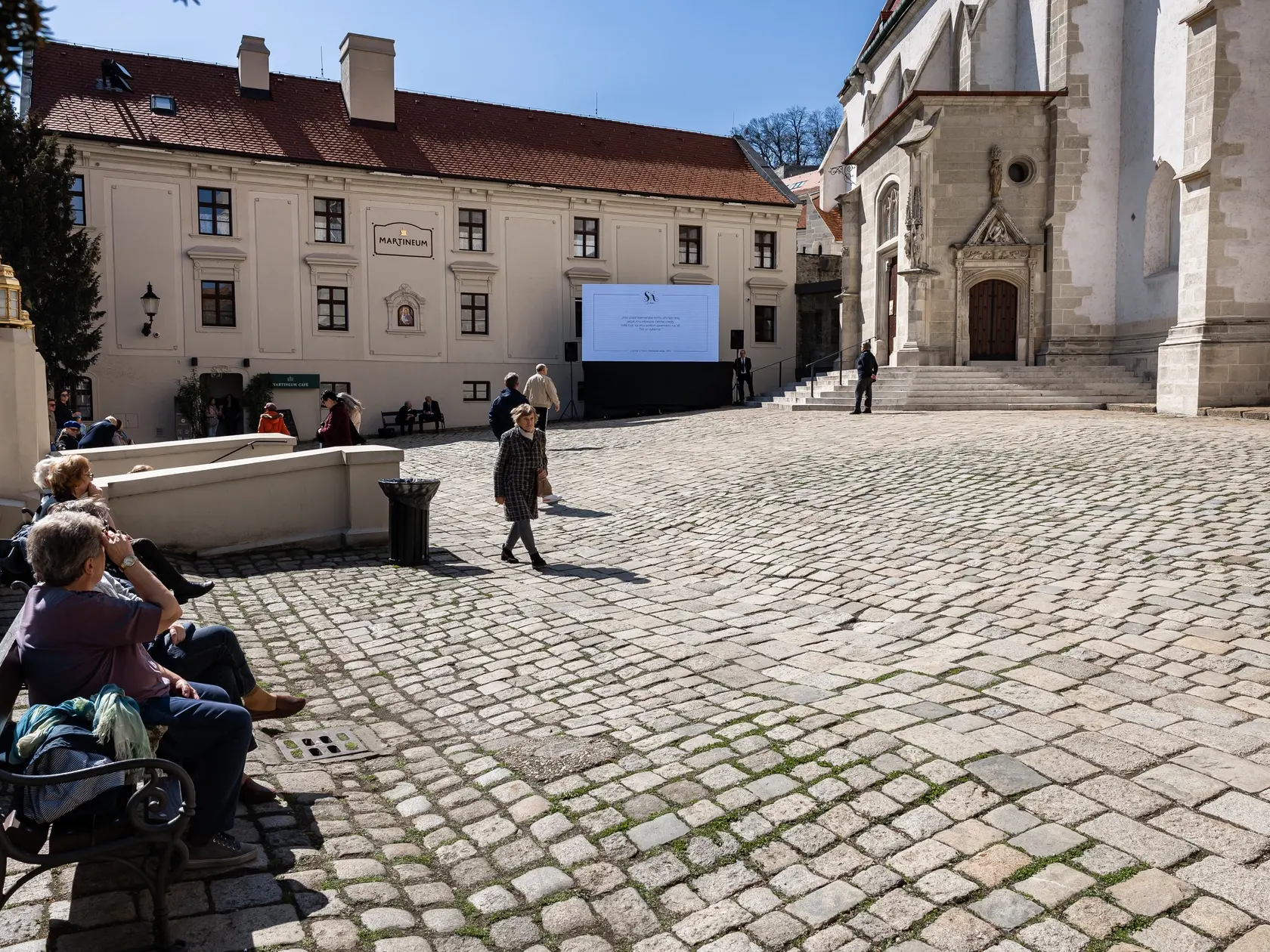 Posledná rozlúčka s hercom Štefanom Kvietikom za účasti rodiny aj verejnosti v Katedrále sv. Martina v Bratislave.