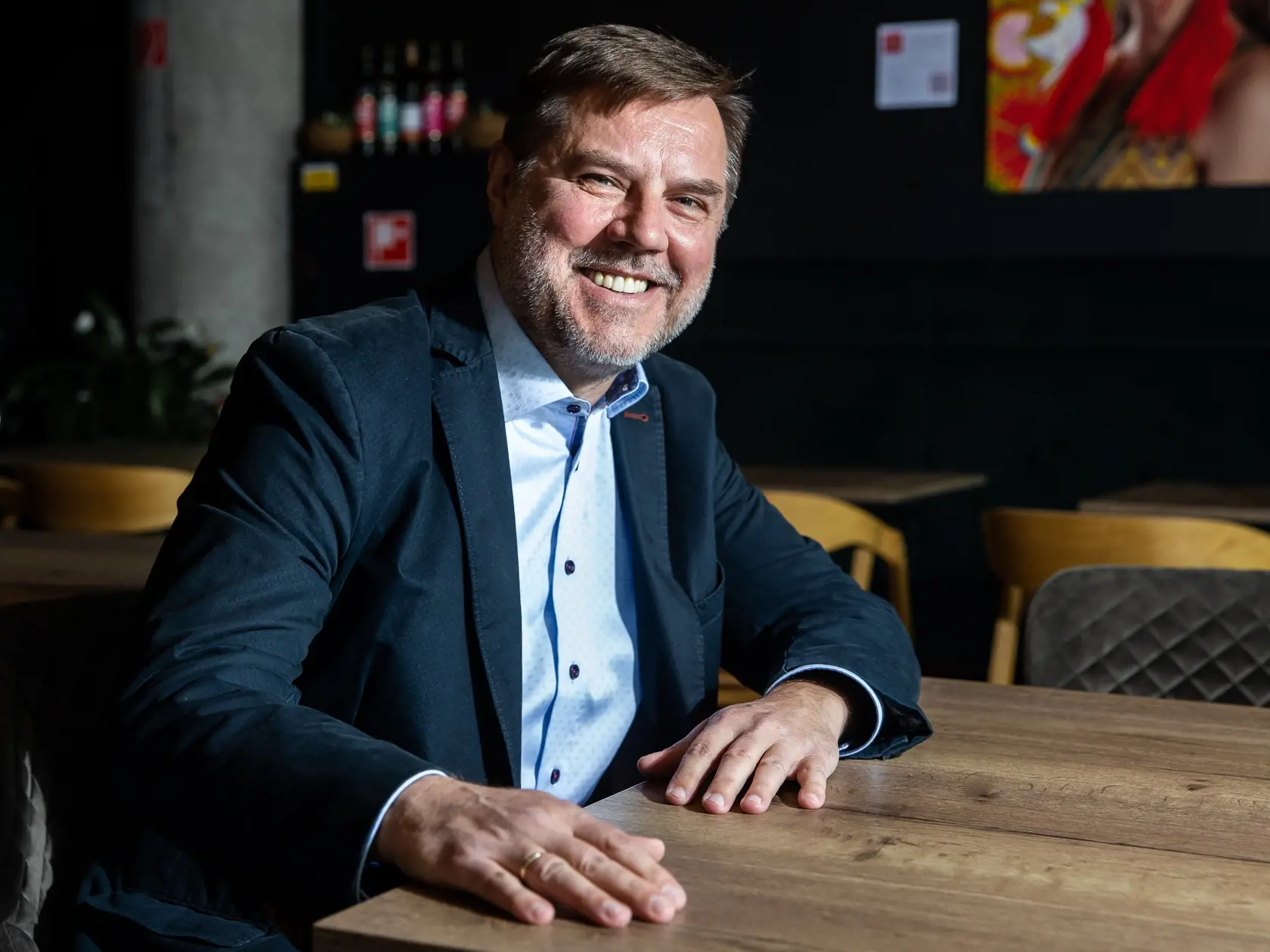Energetický analytik Ján Pišta: Určite je rozumné nekúriť naplno, keď v miestnosti niekto nie je. A ani keď sme v posteli pod perinou. Veľmi to závisí od toho, či je obytný dom zateplený. Ak áno, ten tak veľmi nevychladne, ani keď kúrenie na pár hodín úplne vypnem. Ak zateplený nie je, radiátory viac vychladnú a nábeh spotrebuje viac energie. Tam by som to radšej úplne nevypínal, ale len stiahol na nižší stupeň.
