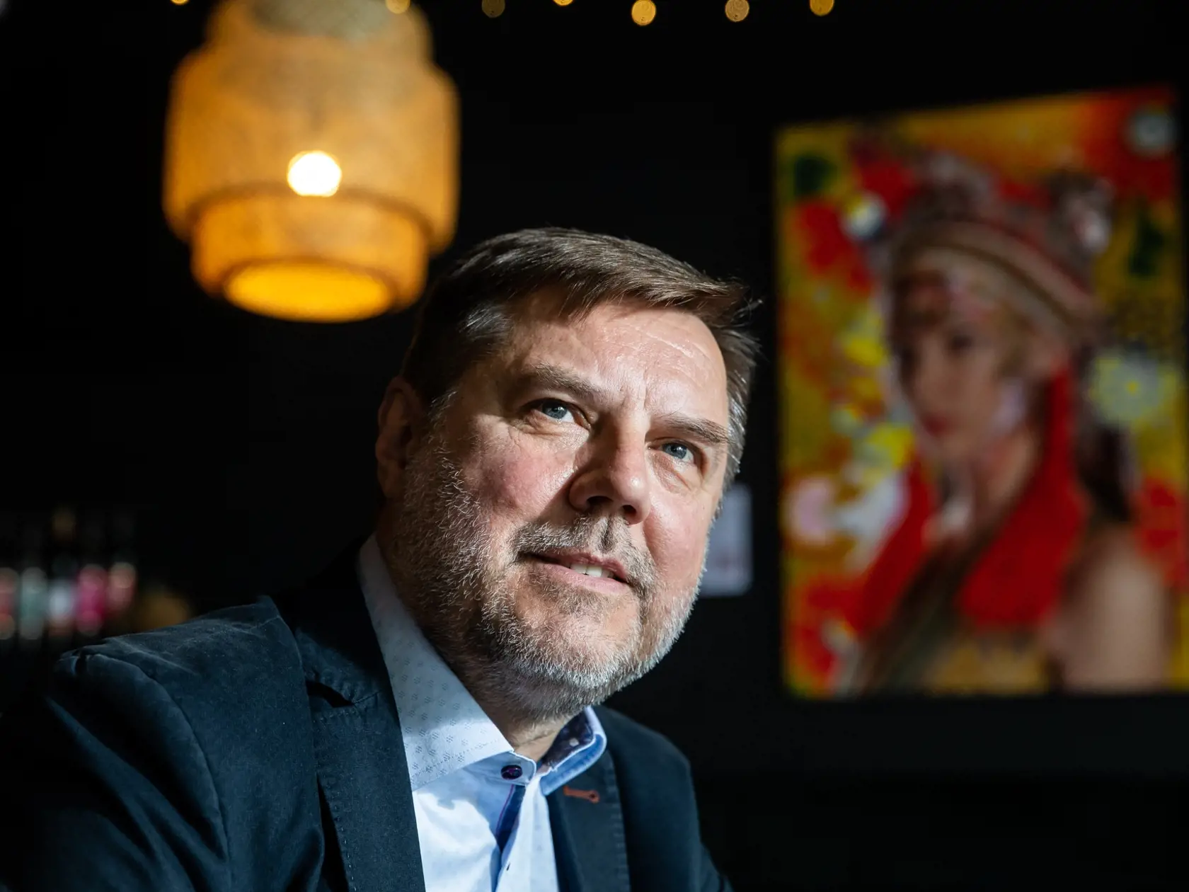 Energetický analytik Ján Pišta: Určite je rozumné nekúriť naplno, keď v miestnosti niekto nie je. A ani keď sme v posteli pod perinou. Veľmi to závisí od toho, či je obytný dom zateplený. Ak áno, ten tak veľmi nevychladne, ani keď kúrenie na pár hodín úplne vypnem. Ak zateplený nie je, radiátory viac vychladnú a nábeh spotrebuje viac energie. Tam by som to radšej úplne nevypínal, ale len stiahol na nižší stupeň.