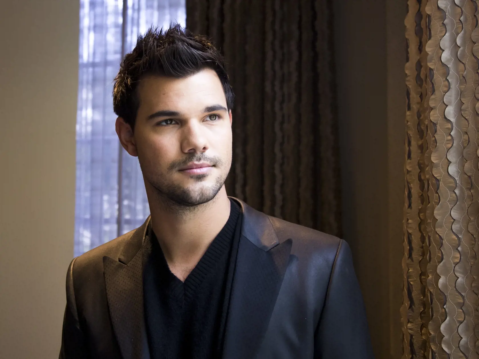 Lautner si so svojou manželkou Taylor 'Tay' Lautnerovou užíval slnko na pláži v Cancúne. Mal na sebe len čiernu bejzbalovú šiltovku a modré trenírky, zatiaľ čo jeho manželka sa rozhodla pre čierne bikiny a modrý klobúk.