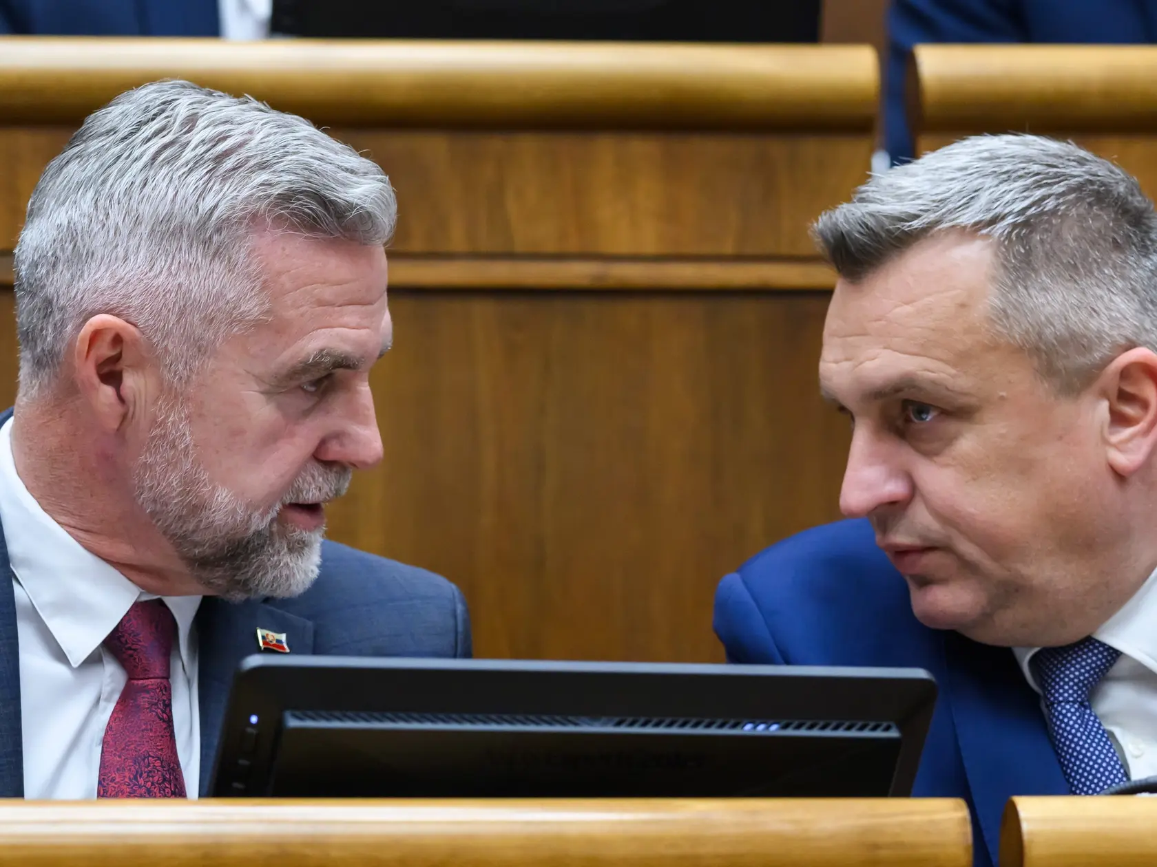 Presunúť návrhy na odvolanie ministrov na ďalšiu schôdzu navrhli koaličné kluby Smer-SD, Hlas-SD a SNS. Ide o odvolávanie ministra vnútra Matúša Šutaja Eštoka (Hlas-SD), ministra životného prostredia Tomáša Tarabu (nominant SNS) a ministerky kultúry Martiny Šimkovičovej (nominantka SNS).