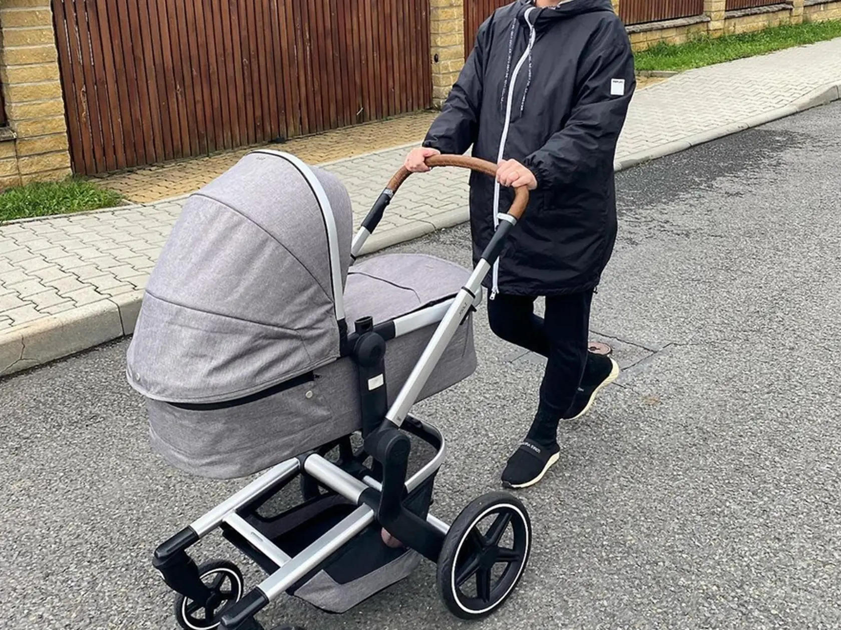 Markétka sa tešila na prechádzku s Amálkou: ,,Tak na toto som sa tešila!!! Keď prvý krát vyveziem malé Kubošátko@kubos_rene. Konečne  na pár minút na vzduchu s novinkou Day+ od @myjoolz_czech_slovak. Nakoniec u nás vyhrala klasika, neutrál, šedá farbička. Som konzerva. Ale keď mne sa tak páčil, láska na prvý pohľad. Nabudúce ešte vezmeme Smiley dolu do košíka a sme komplet."