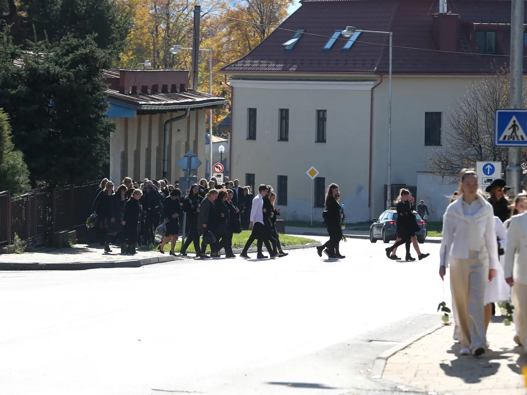 Posledná rozlúčka s nadanou študentkou Broňou. V sobotu (8.10.) sa rozlúčili rodiny Mareka a Brone so svojími milovanými deťmi, vnúčatami, a súrodencami. Ich mladé životy vyhasli vinou opitého vodiča.
