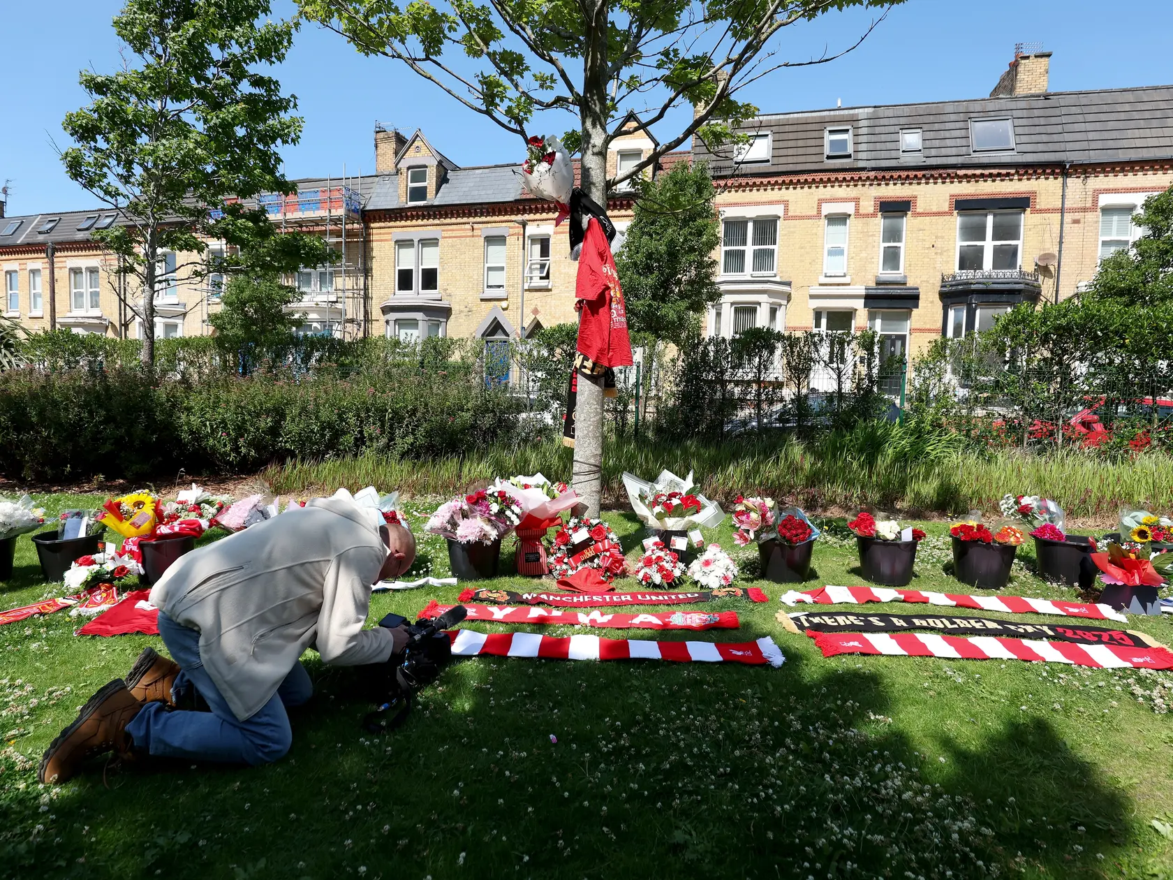 Fanúšikovia Liverpoolu si pri štadióne Anfield Road uctili zosnulého Dioga Jotu.
