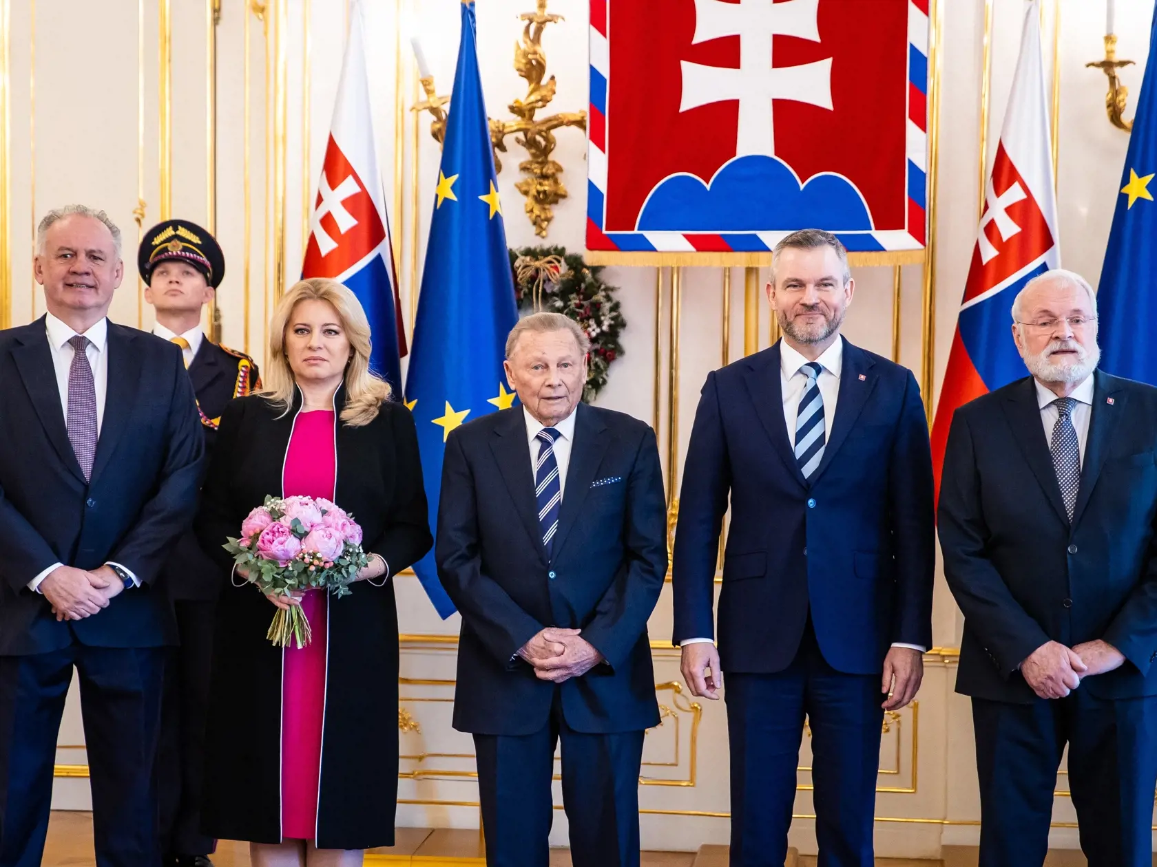 Na snímke bývalí Prezidenti SR, zľava Andrej Kiska, Zuzana Čaputová, Rudolf Schuster, súčasný Prezident SR Petrer Pellegrini a Ivan Gašparovič na spoločnej fotke pred slávnostným obedom v Prezidentskom paláci.