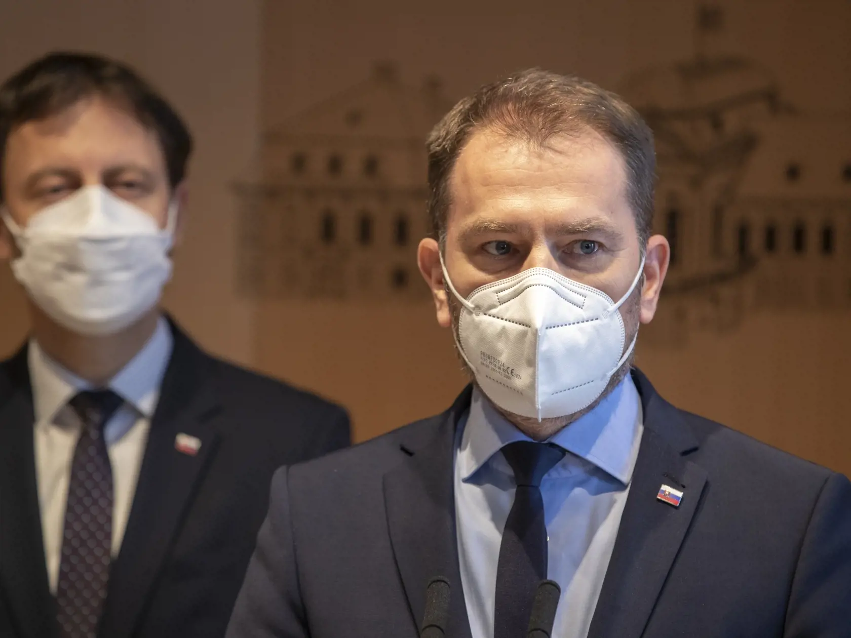 Predseda vlády Slovenskej republiky Igor Matovič počas podania demisie do rúk prezidentky Zuzany Čaputovej, ktorá na post premiéra bezodkladne menovala Eduarda Hegera. Na snímke je Igor Matovič a Eduard Heger.