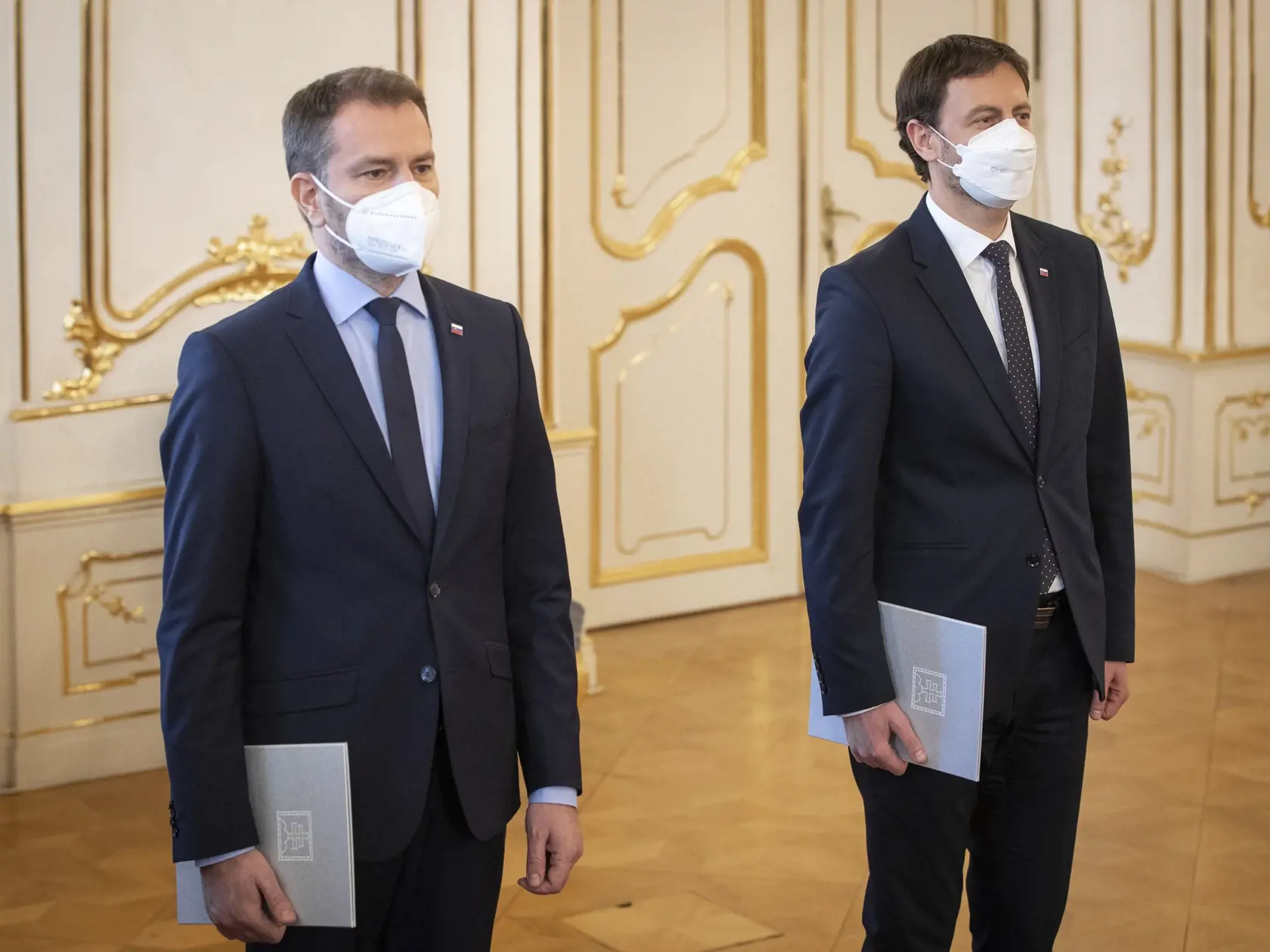 Predseda vlády Slovenskej republiky Igor Matovič počas podania demisie do rúk prezidentky Zuzany Čaputovej, ktorá na post premiéra bezodkladne menovala Eduarda Hegera. Na snímke je Igor Matovič a Eduard Heger.