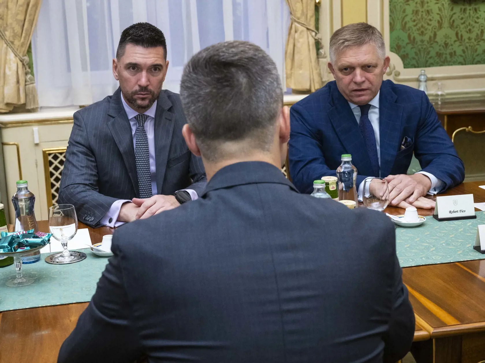 Na snímke zľava minister pôdohospodárstva a rozvoja vidieka SR Richard Takáč (Smer-SD), predseda Slovenskej aliancie moderného obchodu (SAMO) Martin Krajčovič a premiér SR Robert Fico (Smer-SD) počas spoločného stretnutia na Úrade vlády.