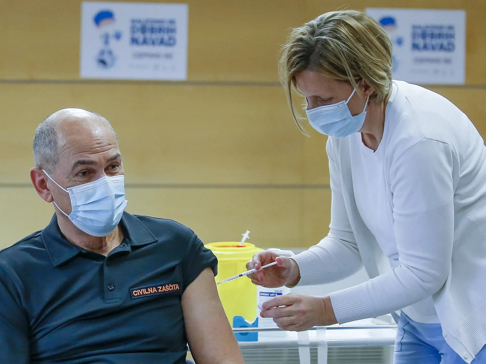 WA 7 Ľubľana - Slovinský premiér Janez Janša sa očkuje vakcínou proti ochoreniu COVID-19 od firmy AstraZeneca v Ľubľane v piatok 19. marca 2021. Slovinsko sa vo štvrtok 18. marca rozhodlo pokračovať v očkovaní vakcínou od spoločnosti AstraZeneca, a to krátko po tom, čo ju Európska agentúra pre lieky (EMA) po preskúmaní možných rizík vzniku krvných zrazenín vyhodnotila ako "bezpečnú a účinnú". FOTO TASR/AP

Slovenia's Prime Minister janez Jansa is administered AstraZeneca Covid-19 vaccination in 