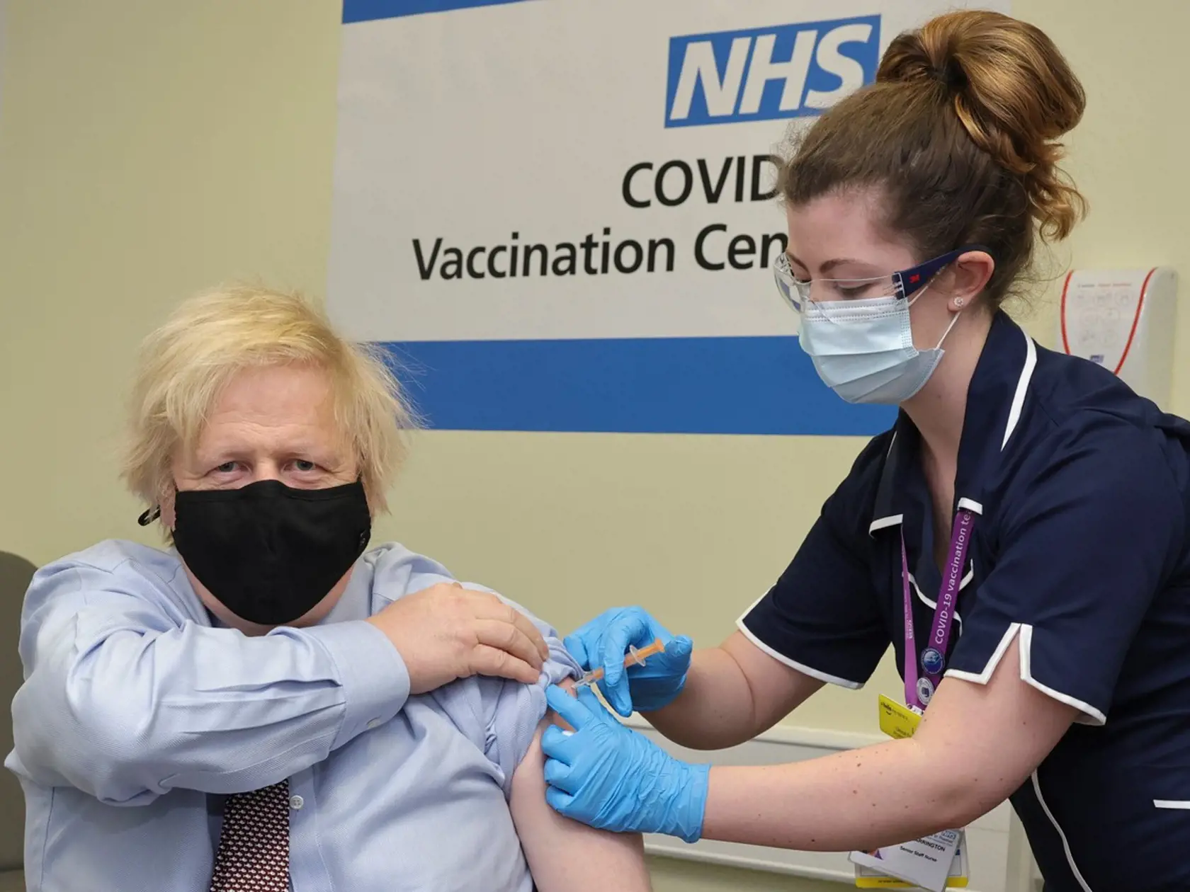 Britský premiér Boris Johnson sa dal zaočkovať vakcínou od firmy AstraZeneca.