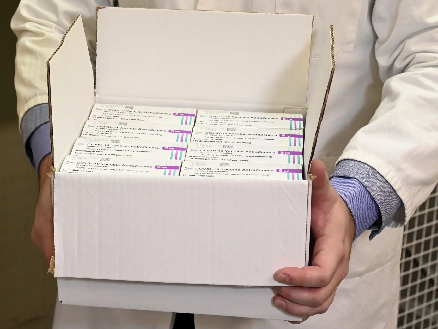 Balenia očkovacích látok proti ochoreniu COVID-19 od výrobcu AstraZeneca sú už v distribučnom sklade lekárnickej akciovej spoločnosti Unipharma 10. februára 2021 v Bojniciach. FOTO TASR - Radovan Stoklasa