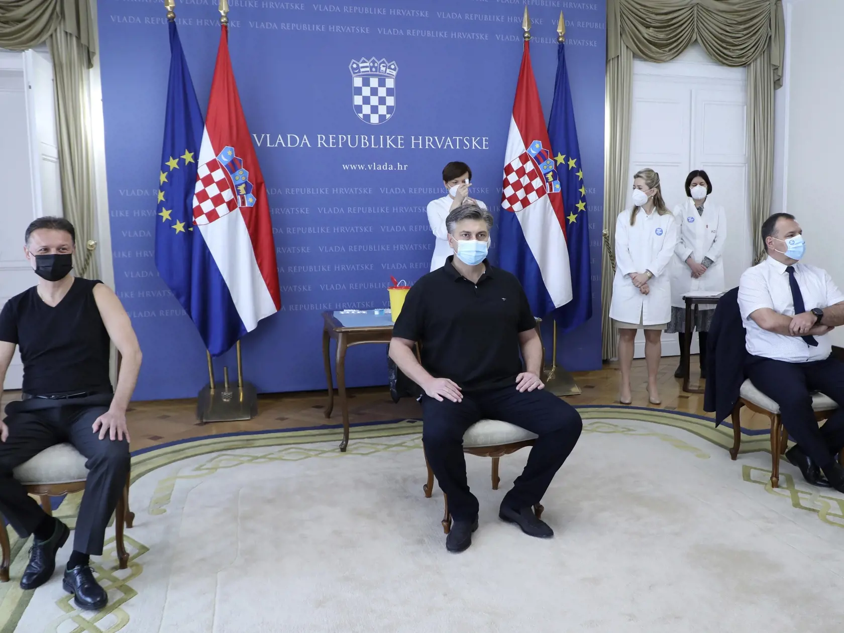 WA 35 Záhreb - Zľava predseda chorvátskeho parlamentu Gordan Jandrokovič, premiér Andrej Plenkovič a minister zdravotníctva Vili Beroš sedia pred očkovaním vakcínou proti ochoreniu COVID-19 od spoločnosti AstraZeneca v Záhrebe v stredu 24. marca 2021. FOTO TASR/AP 


Croatia's Prime Minister Andrej Plenkovic, center, Parliament Speaker Gordan Jandrokovic, left, and Health Minister Vili Beros wait to be administered  with the AstraZeneca COVID-19 vaccine, in Zagreb, Croatia, Wednesday, March 24, 
