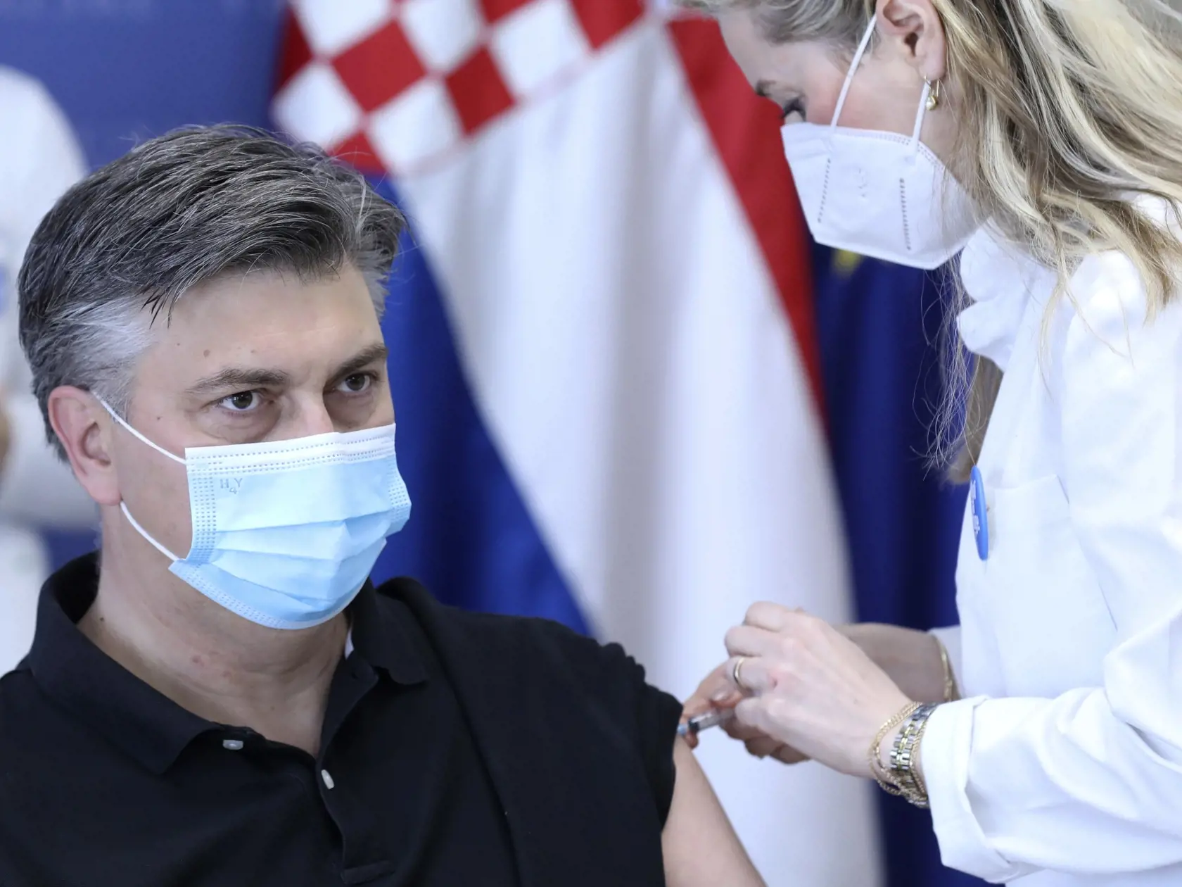 WA 33 Záhreb - Chorvátsky premiér Andrej Plenkovič počas očkovania vakcínou proti ochoreniu COVID-19  od spoločnosti AstraZeneca v Záhrebe v stredu 24. marca 2021. FOTO TASR/AP 


Croatia's Prime Minister Andrej Plenkovic receives a dose of the AstraZeneca COVID-19 vaccination in Zagreb, Croatia, Wednesday, March 24, 2021. (Admir Buljubasic/Pool via AP)
