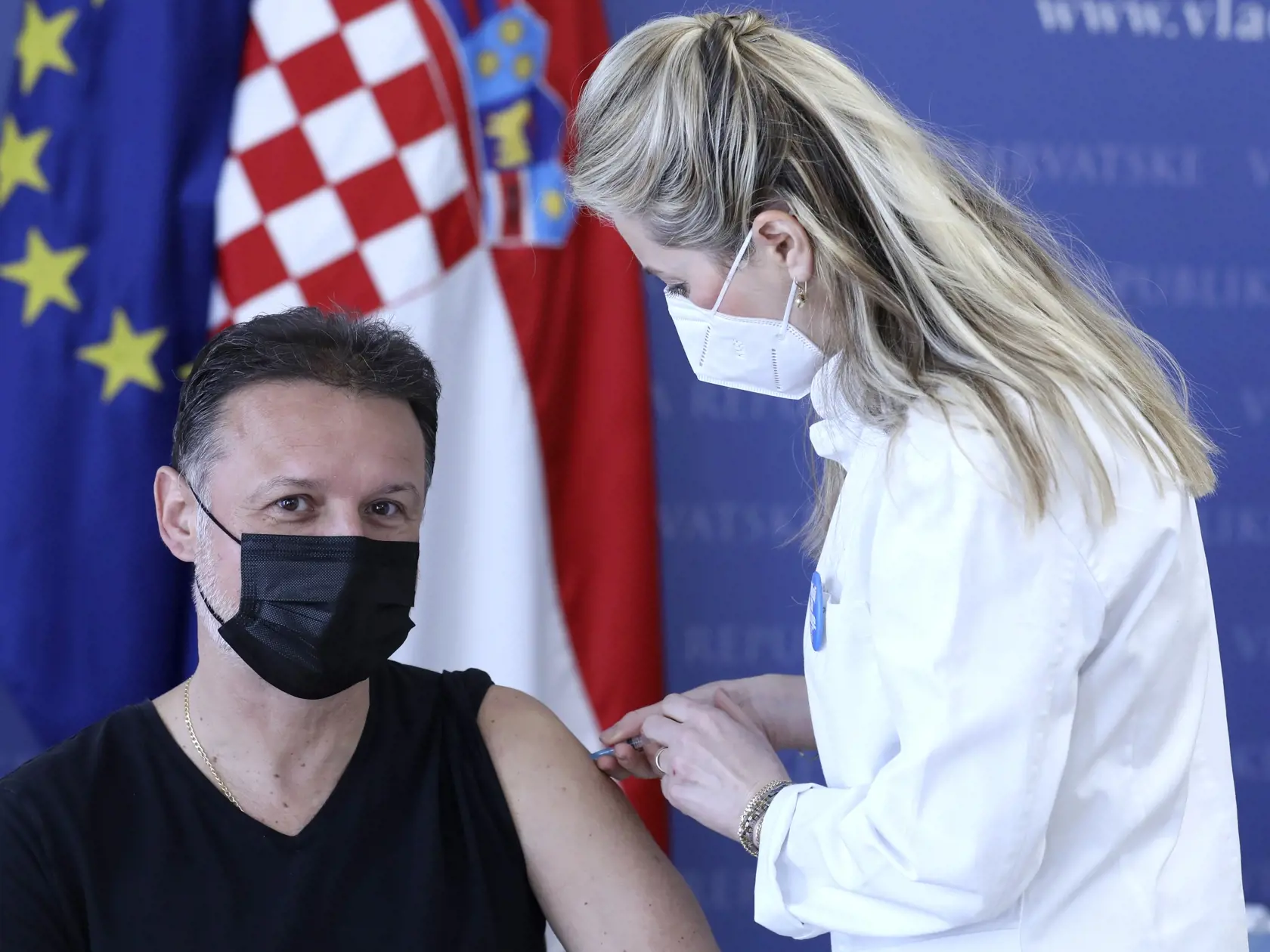 WA 34 Záhreb - Predseda chorvátskeho parlamentu Gordan Jandrokovič  počas očkovania vakcínou proti ochoreniu COVID-19  od spoločnosti AstraZeneca v Záhrebe v stredu 24. marca 2021. FOTO TASR/AP 


Croatia's Parliament Speaker Gordan Jandrokovic receives a dose of the AstraZeneca COVID-19 vaccination in Zagreb, Croatia, Wednesday, March 24, 2021. (Admir Buljubasic/Pool via AP)