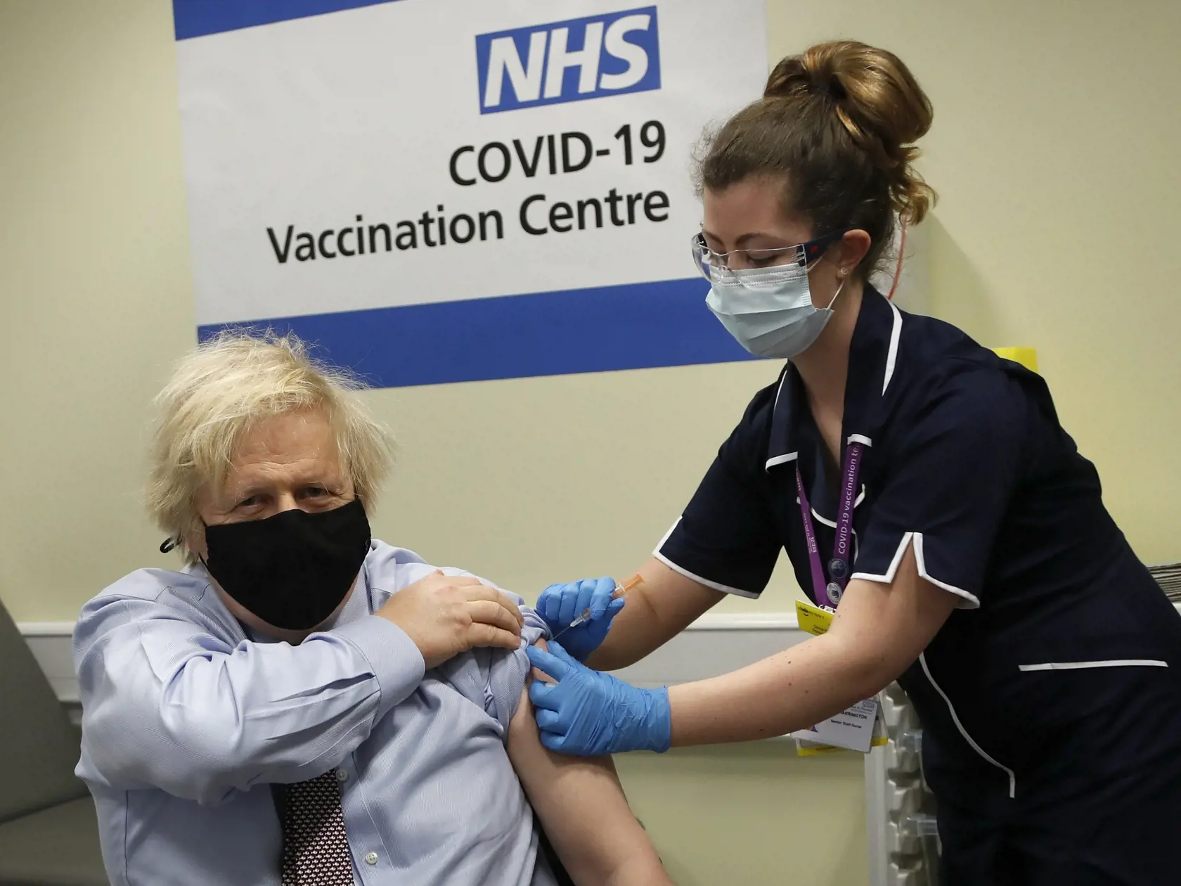 WA 41 Londýn  - Britský premiér Boris Johnson dostáva prvú dávku vakcíny proti ochoreniu COVID-19 od spoločnosti AstraZeneca v Nemocnici sv. Tomáša v Londýne v piatok 19. marca 2021. Johnson je jedným z niekoľkých európskych politokov, vrátane francúzskeho premiéra Jeana Castexa, ktorý v piatok dostal vakcínu od spoločnosti AstraZeneca. FOTO TASR/AP

Britain's Prime Minister Boris Johnson gestures after receiving the first dose of the AstraZeneca vaccine administered by nurse and Clinical Pod Le
