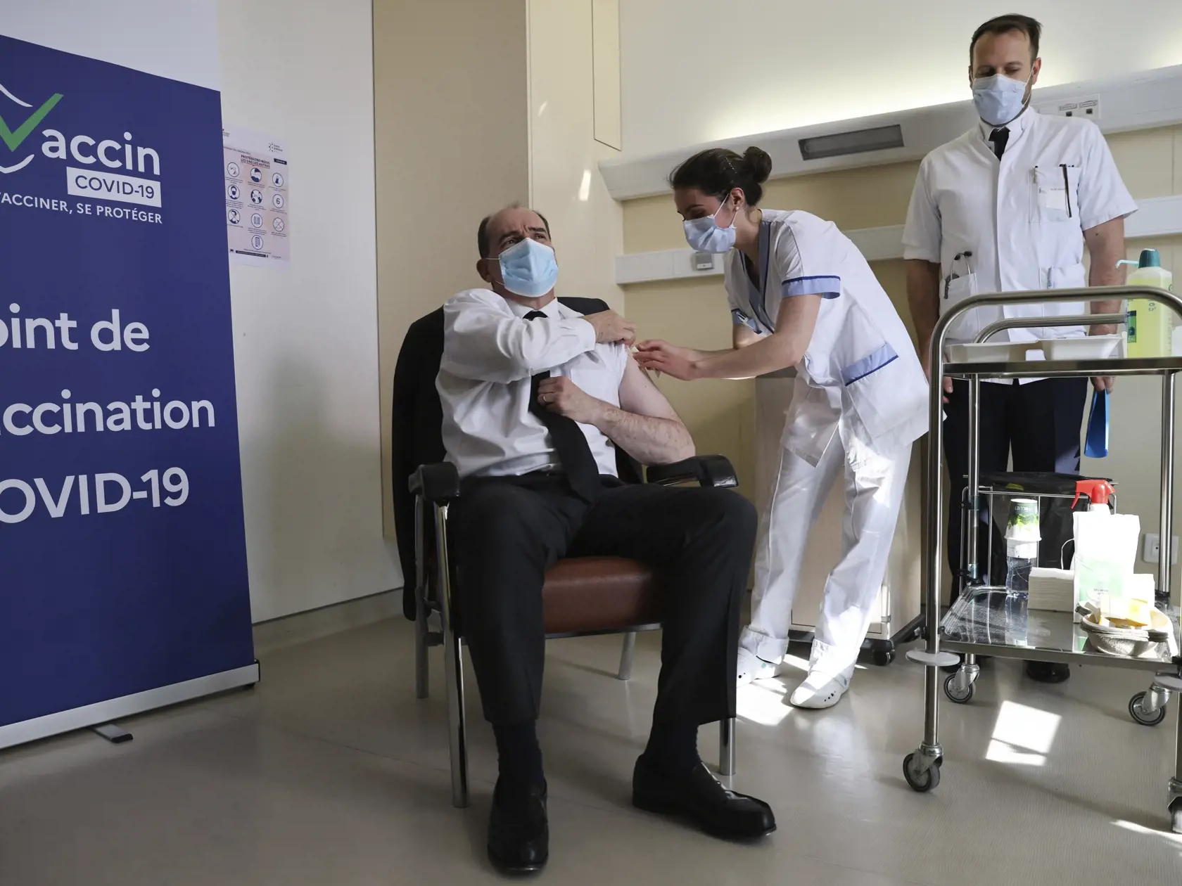 WA 24 Paríž - Francúzsky premiér Jean Castex (55) sa očkuje vakcínou proti ochoreniu COVID-19 od spoločnosti AstraZeneca v nemocnici na predmestí Paríža v piatok 19. marca 2021. Premiér mal pôvodne v úmysle čakať na očkovanie, kým naňho príde rad podľa roku narodenia, ale teraz sa dal  zaočkovať vakcínou AstraZeneca, aby zvýšil dôveru francúzskej verejnosti v túto látku. Castex toto svoje rozhodnutie avizoval už v utorok 16. marca, keď vyhlásil, že sa AstraZenecou dá zaočkovať hneď po tom, ako b