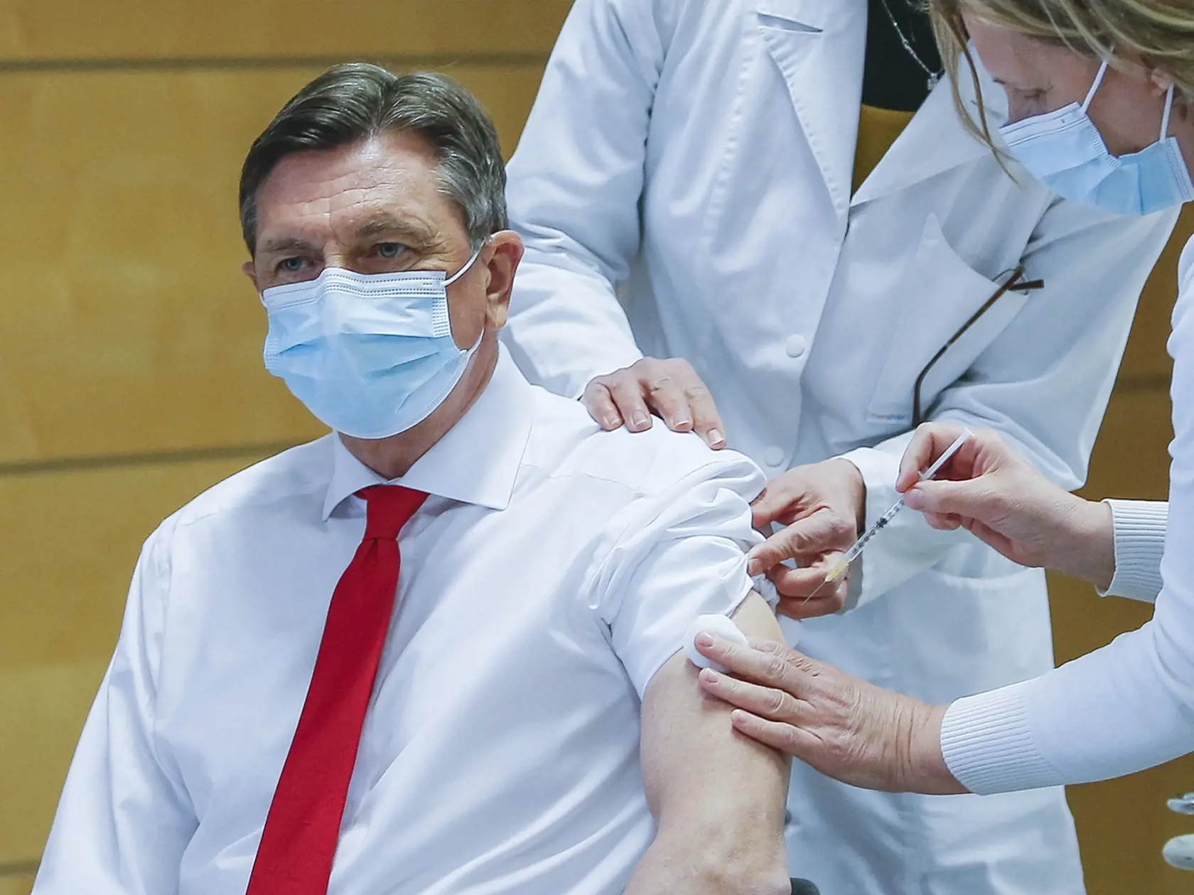 WA 6 Ľubľana - Slovinský prezident Borut Pahor sa očkuje vakcínou proti ochoreniu COVID-19 od firmy AstraZeneca v Ľubľane v piatok 19. marca 2021. Slovinsko sa vo štvrtok 18. marca rozhodlo pokračovať v očkovaní vakcínou od spoločnosti AstraZeneca, a to krátko po tom, čo ju Európska agentúra pre lieky (EMA) po preskúmaní možných rizík vzniku krvných zrazenín vyhodnotila ako "bezpečnú a účinnú". FOTO TASR/AP

Slovenia's President Borut Pahor is administered AstraZeneca Covid-19 vaccination in Lju