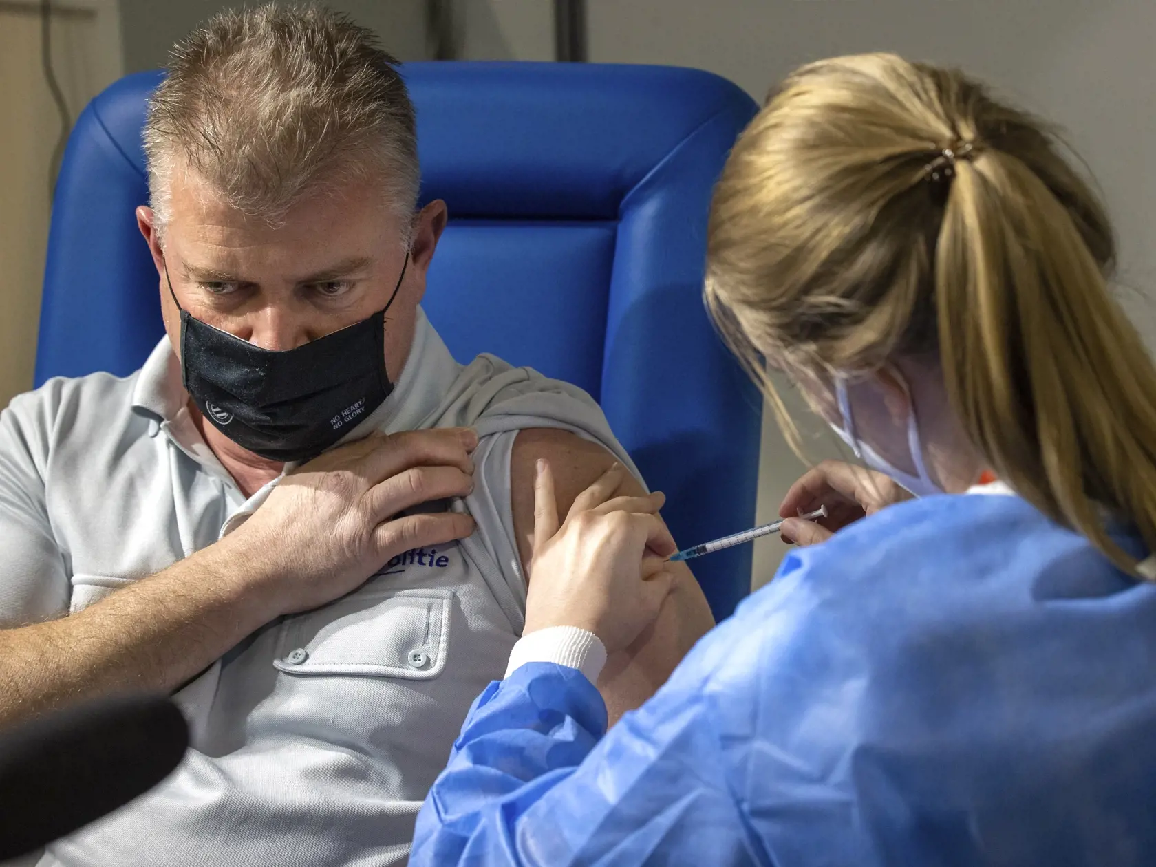 JB 32 Brusel - Zdravotníčka podáva vakcínu proti ochoreniu COVID-19 od spoločnosti AstraZeneca policajnému hlavnému inšpektorovi Didierovi Bruerovi počas očkovania policajtov vo vakcinačnom centre v priestoroch výstaviska Expo center v Bruseli 4. marca 2021. Bruselské Expo je jedným z najväčších vakcinačných centier v Belgicku. FOTO TASR/AP

A healthcare worker administers a dose of the AstraZeneca COVID-19 vaccine to a Brussels police chief inspector Didier Bruer at the Brussels Expo center in 