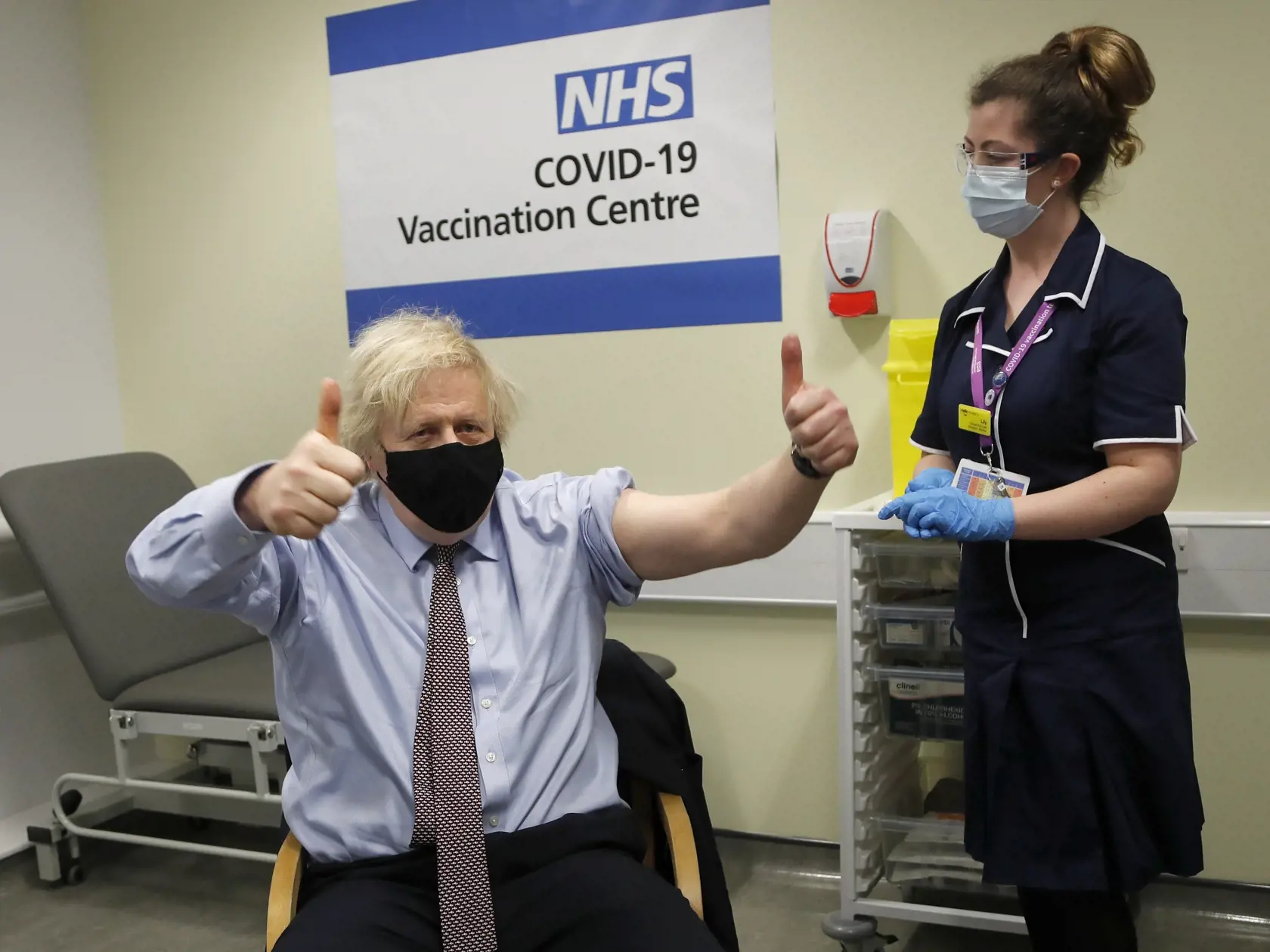 WA 38 Londýn  - Britský premiér Boris Johnson dvíha palce hore po začkovaní prvou dávkou vakcíny proti ochoreniu COVID-19 od spoločnosti AstraZeneca v Nemocnici sv. Tomáša v Londýne v piatok 19. marca 2021. Johnson je jedným z niekoľkých európskych politokov, vrátane francúzskeho premiéra Jeana Castexa, ktorý v piatok dostal vakcínu od spoločnosti AstraZeneca. FOTO TASR/AP

Britain's Prime Minister Boris Johnson gestures after receiving the first dose of the AstraZeneca vaccine administered by n
