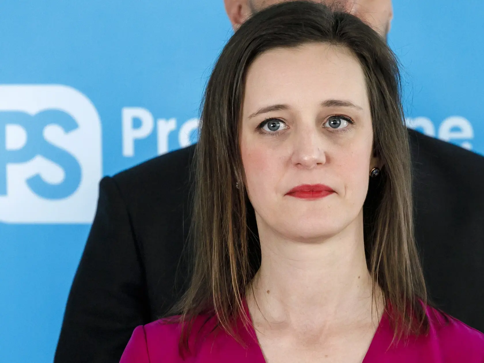 Ľubica Karvašová (RE/PS) upozornila, že Trumpove plošné clá a aj tie na autá, nie sú „Dňom oslobodenia“, ale skôr „Dňom inflácie“, čo platí najmä pre Američanov, aj pre európske firmy a ich zamestnancov. Za nereálne a neférové považuje čísla prezentované Trumpom.