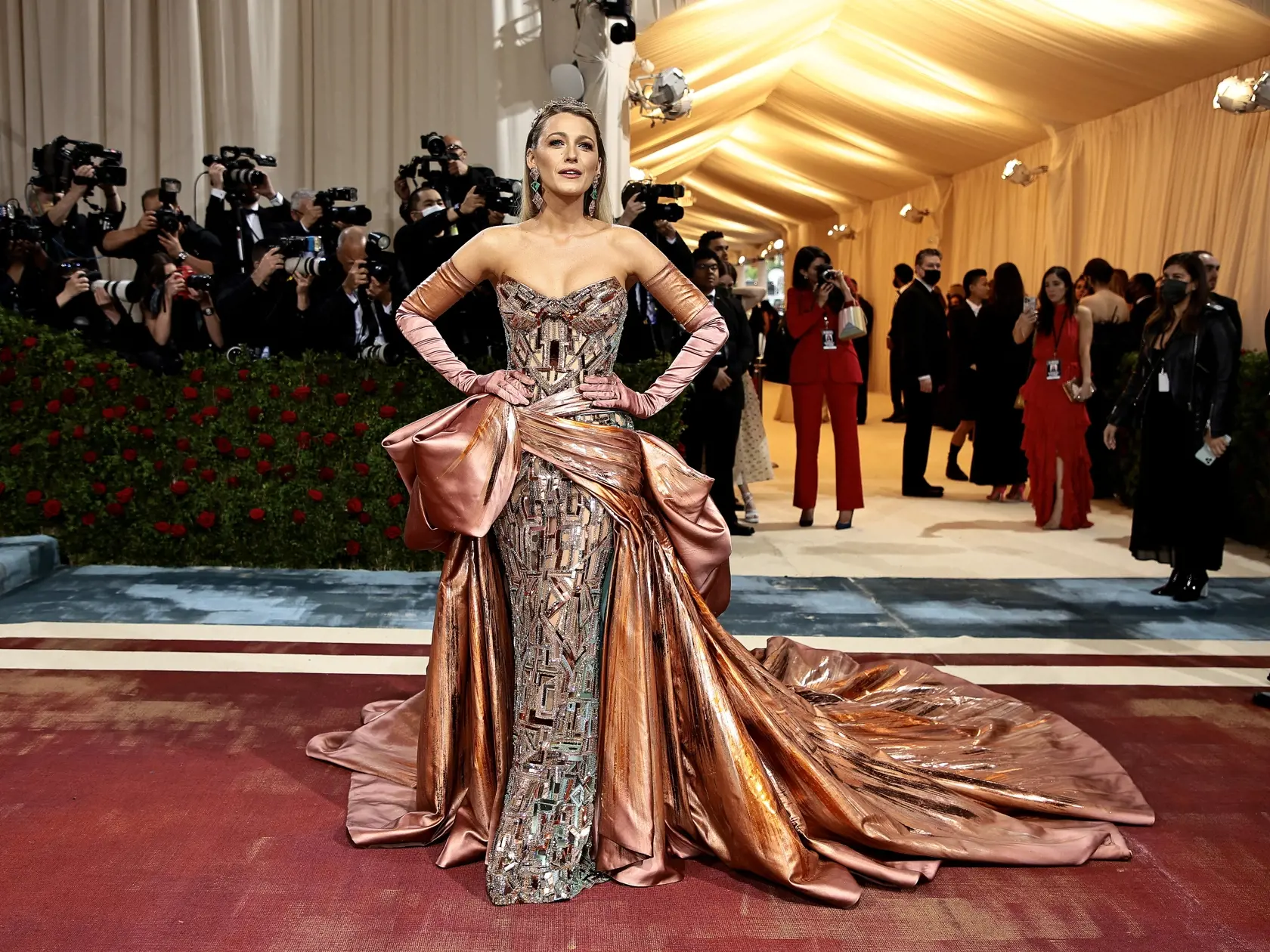 Blake Lively v róbe Versace.