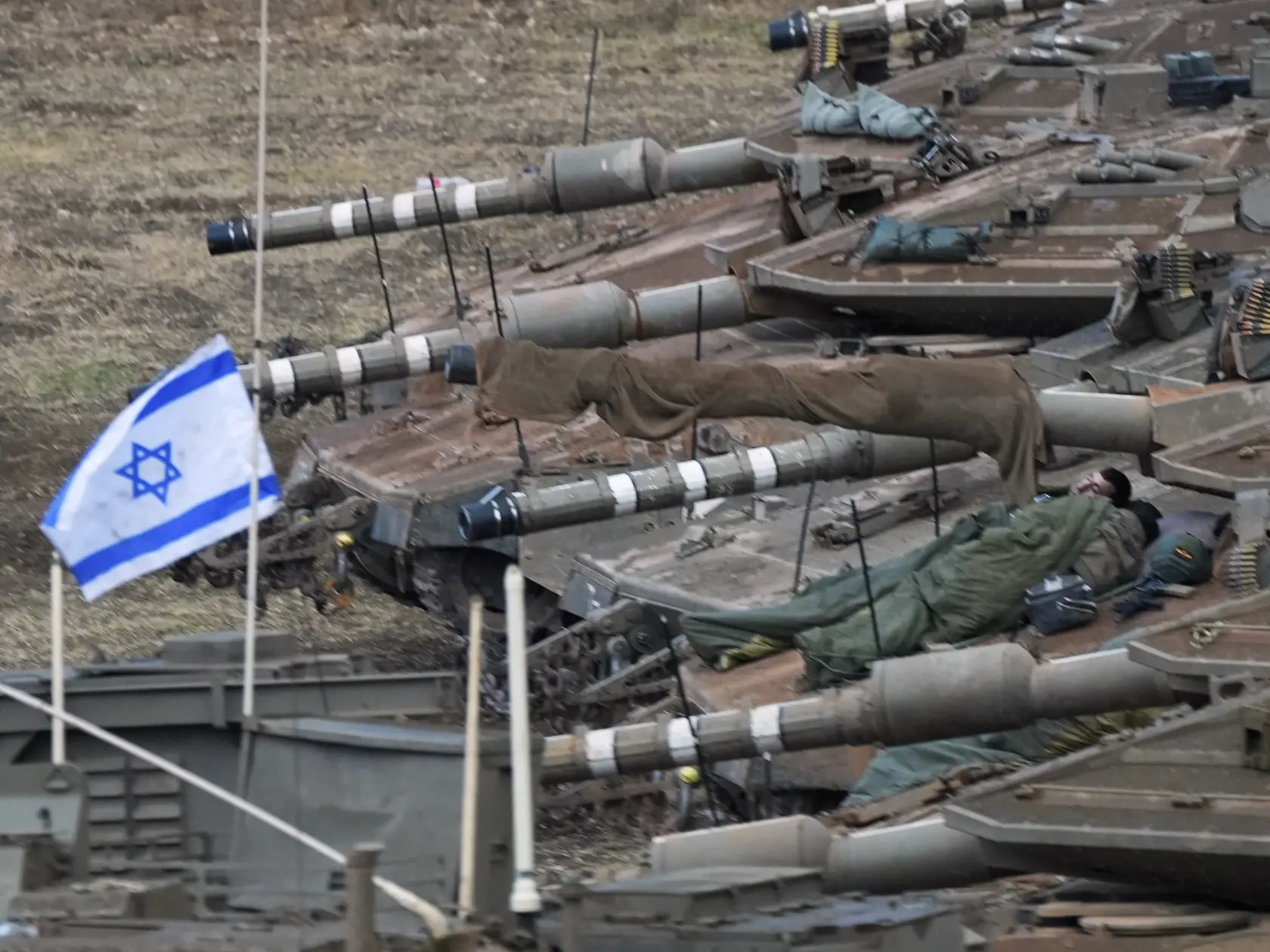 JB 9 - Izraelskí vojaci spia na tankoch na severe Izraela neďaleko hranice Izraela s Libanonom 1. októbra 2024. Izrael informoval Spojené štáty, že v Libanone podniká "obmedzené" pozemné operácie a že na svojich severných hraniciach vyhlásil uzavreté vojenské zóny, informovala v pondelok agentúra AFP s odvolaním sa na hovorcu amerického ministerstva zahraničných vecí Matthewa Millera. FOTO TASR/AP

Israeli soldiers sleep on tanks in a staging area in northern Israel near the Israel-Lebanon borde