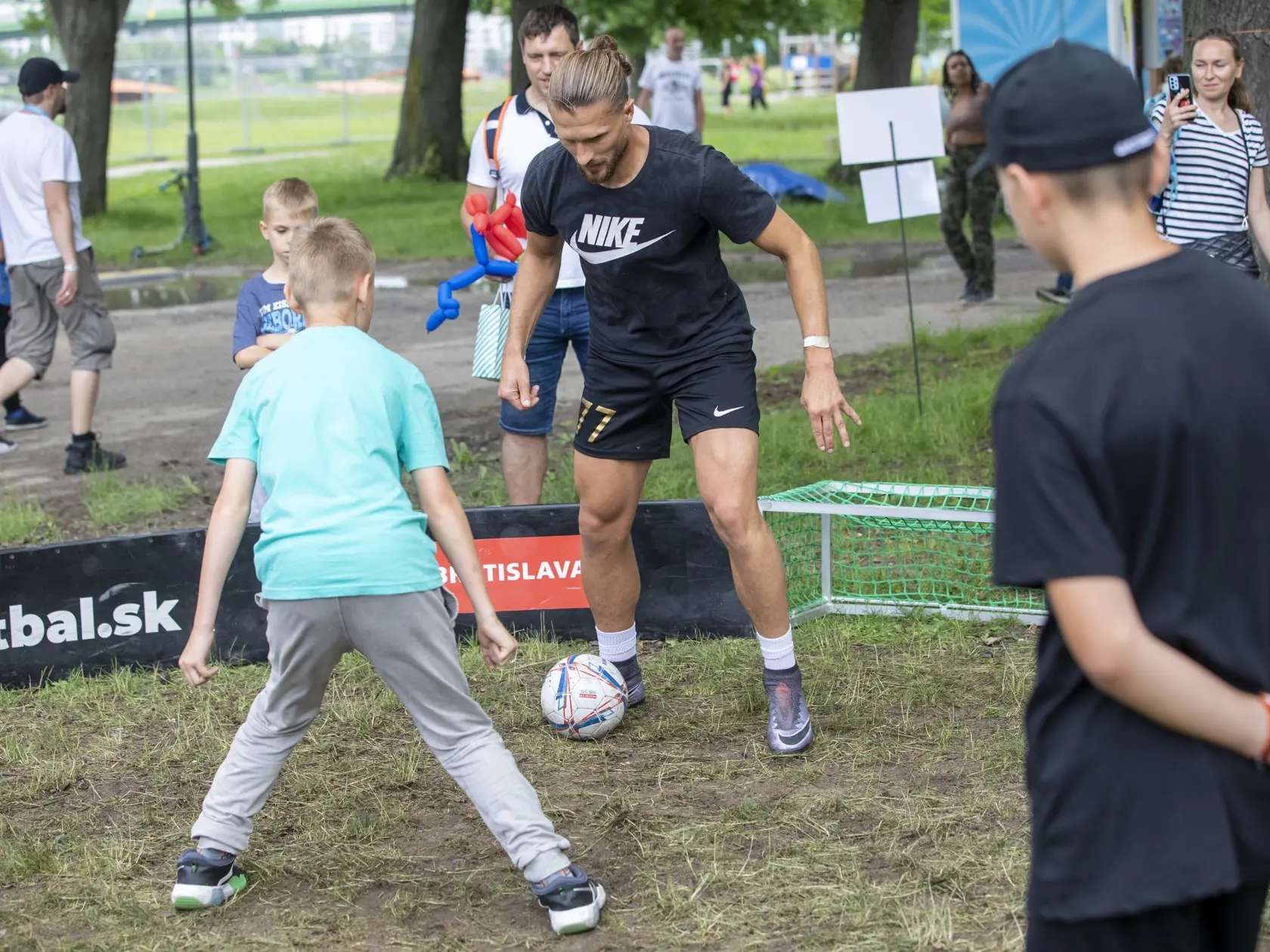 One Way Fest spoločenstva Milosť. Futbalista Erik Čikoš si s deťmi zahral aj futbal.